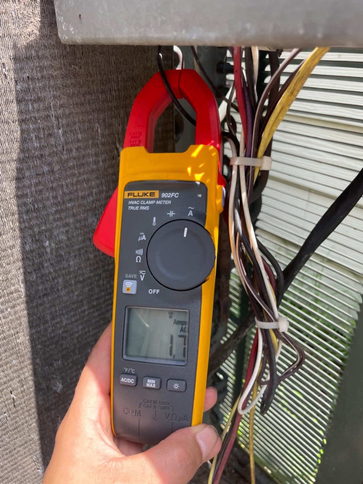 Fluke 902 FC HVAC True-RMS Clamp Meter customer photo 2