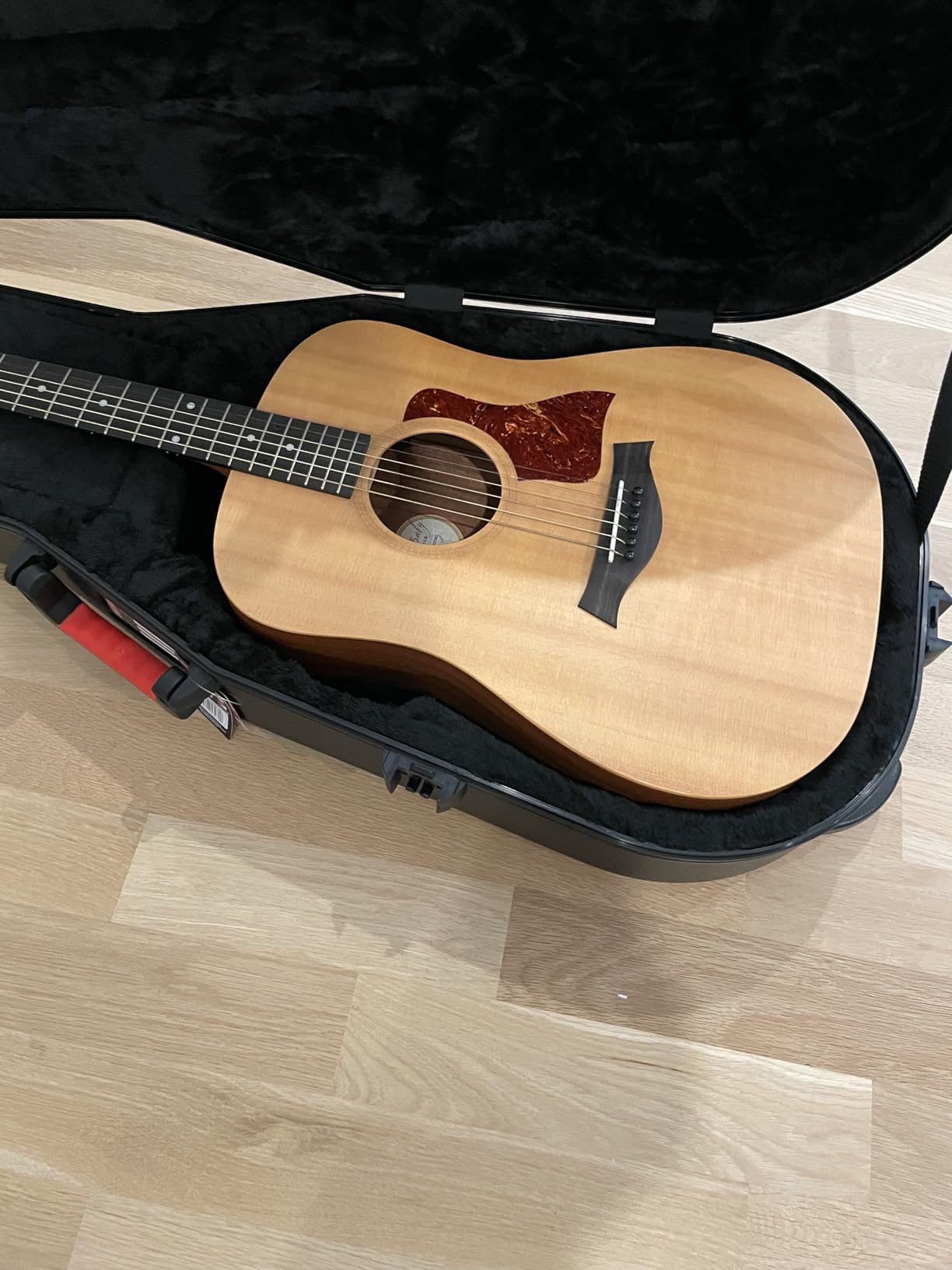 Gator Cases Molded Flight Case For Acoustic Dreadnought Guitars With TSA Approved Locking Latches, (GTSA-GTRDREAD) customer photo 2