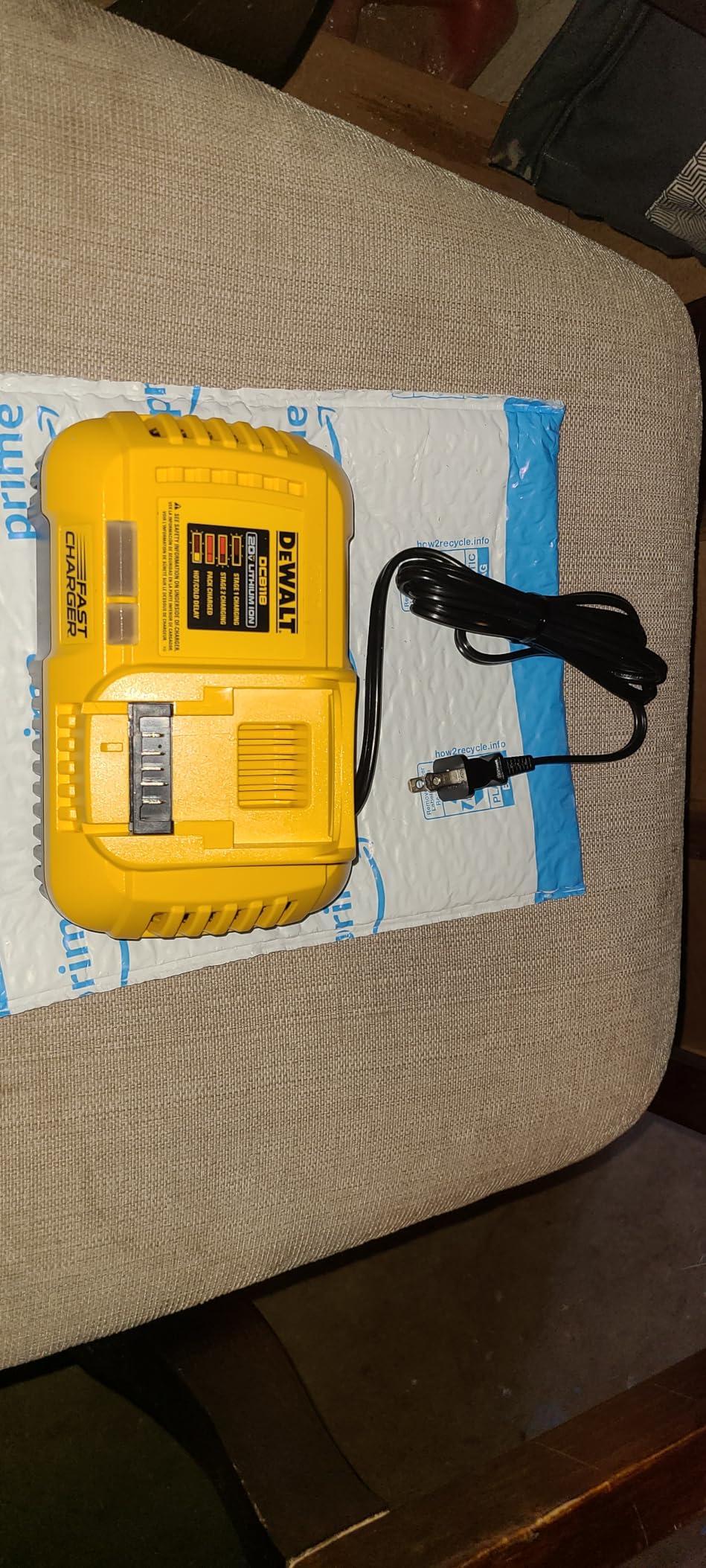 DEWALT 20V MAX/FLEXVOLT Lithium-Ion, Fan Cooled Rapid Battery Charger (DCB118) customer photo 1