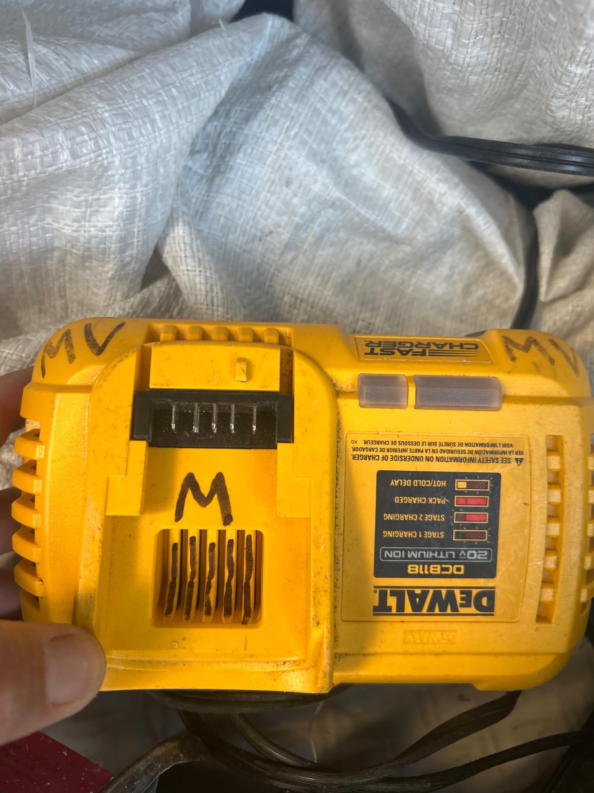 DEWALT 20V MAX/FLEXVOLT Lithium-Ion, Fan Cooled Rapid Battery Charger (DCB118) customer photo 2