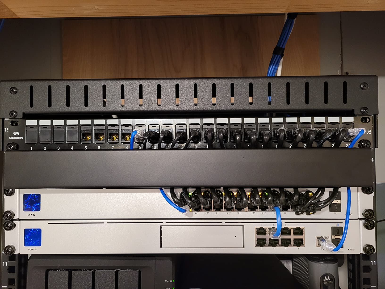 19 Inch 1U Cable Management Horizontal Cable Rack Mount Manager with mounting Screws for Service Rack Cabinet 24 Slot Finger Duct with Cover customer photo 2