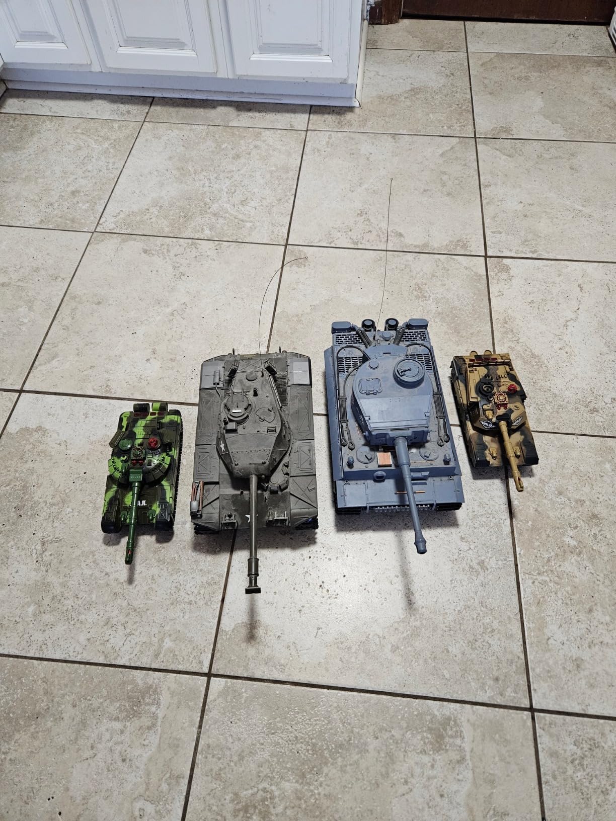 Haktoys 2-Pack RC Battle Tank Set – 1:24 Scale Remote Control Military Fighting Tanks with Lights, Realistic Sounds & Life Indicators | Radio Control Army Toy for Kids & Adults customer photo 1