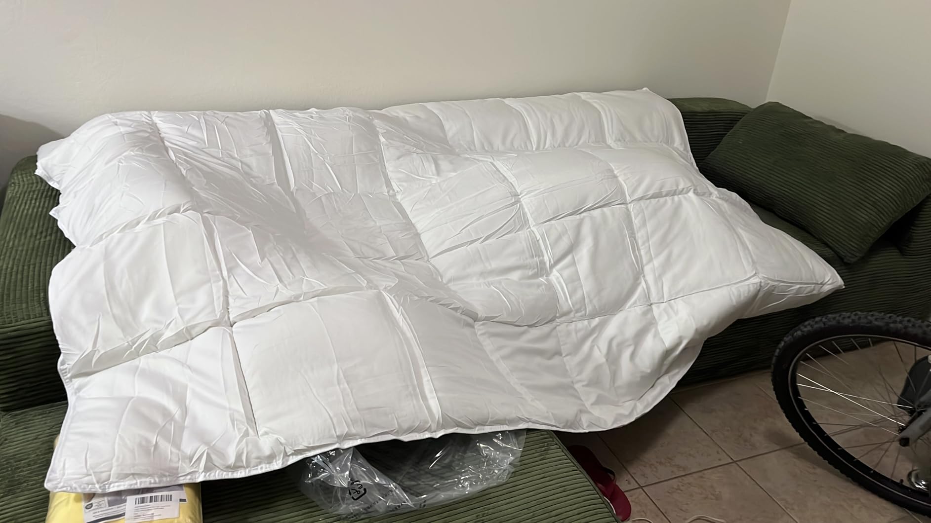 Amazon Basics White Down Alternative Comforter and Duvet Insert with Corner Tabs, Machine Washable, Full/Queen, Light customer photo 1