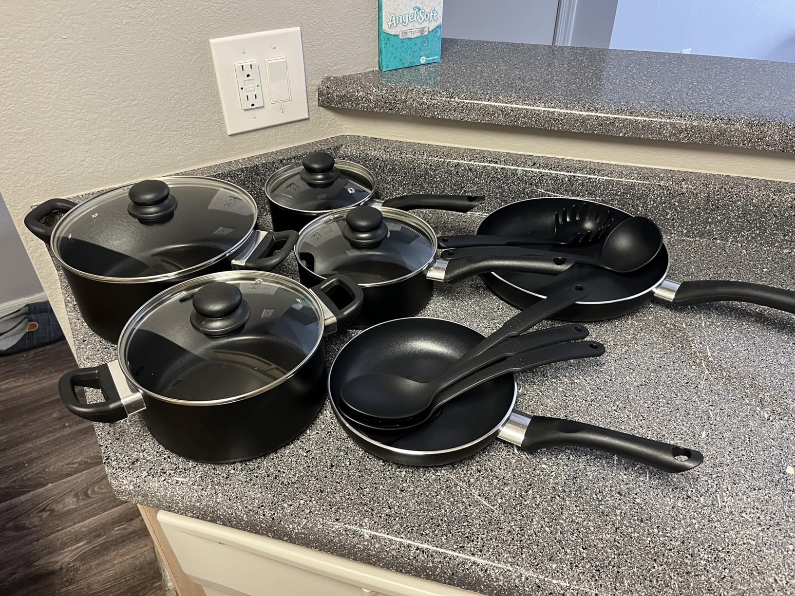 Amazon Basics Non-Stick Kitchen Cookware 15-Piece Set with Stay-Cool Handles, Even Heating, Non-Induction, Includes Pots, Pans, and Utensils, Black customer photo 1