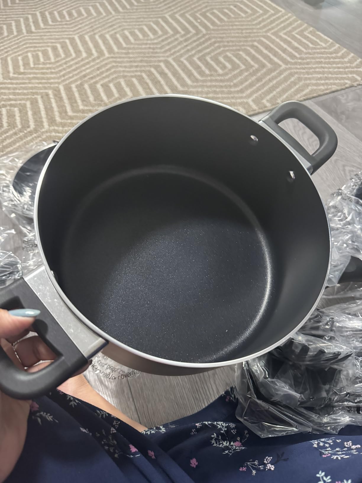 Amazon Basics Non-Stick Kitchen Cookware 15-Piece Set with Stay-Cool Handles, Even Heating, Non-Induction, Includes Pots, Pans, and Utensils, Black customer photo 2