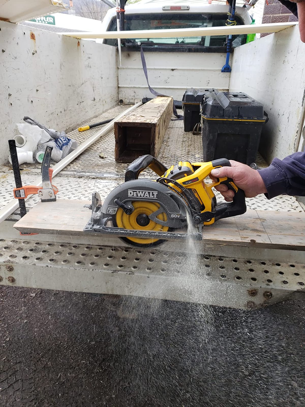 DEWALT FLEXVOLT 60V MAX* Circular Saw Kit, 7-1/4-Inch, Worm Style, 9.0Ah Battery (DCS577X1) customer photo 2
