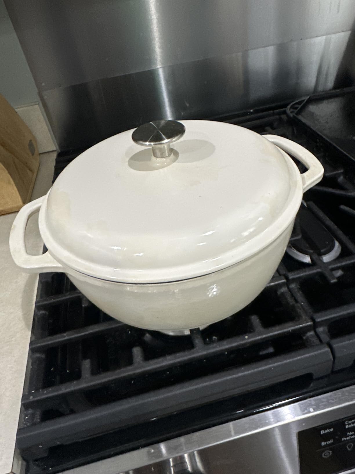 Amazon Basics Enameled Cast Iron Dutch Oven Pot with Lid, Round, Dual Handles, Heavy-Duty, Oven Safe for Stews, Roasting, Baking, 6-Quart, White customer photo 1