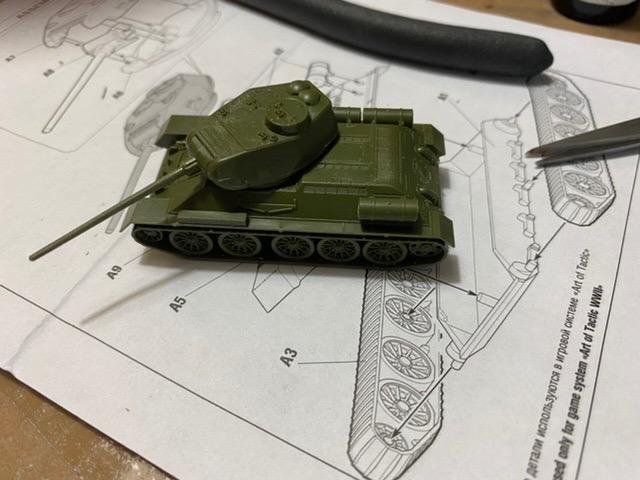 Zvezda 3687 - Soviet Medium Tank (mod. 1944) T-34/85 - Plastic Model Kit Scale 1/35 customer photo 1