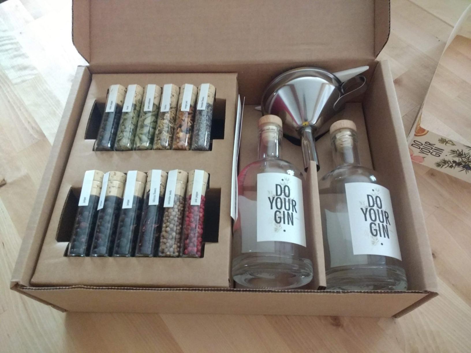 DO YOUR GIN | DIY Gin Making Kit with 12 Botanicals, Bottles & Recipes | Cocktail Making Kit | Gifts for Gin Lovers, Men & Women | Birthday, Father's Day & Christmas customer photo 1