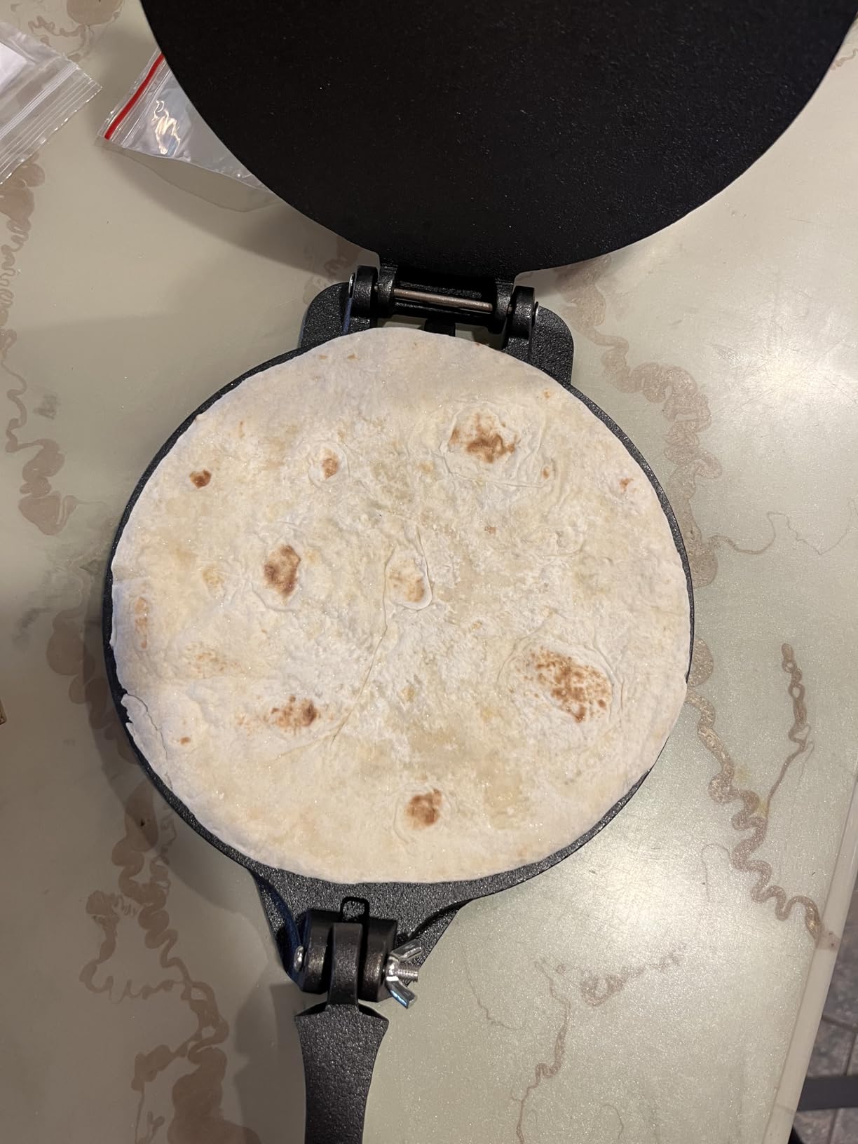 Uno Casa Cast Iron Tortilla Press 8 Inch - Tortilla Maker Press, Pre-Seasoned Roti Maker with 100 Pcs Parchment Paper - Heavy Duty Quesadilla Maker for Homemade Flatbreads, Rotis, Empanadas customer photo 2