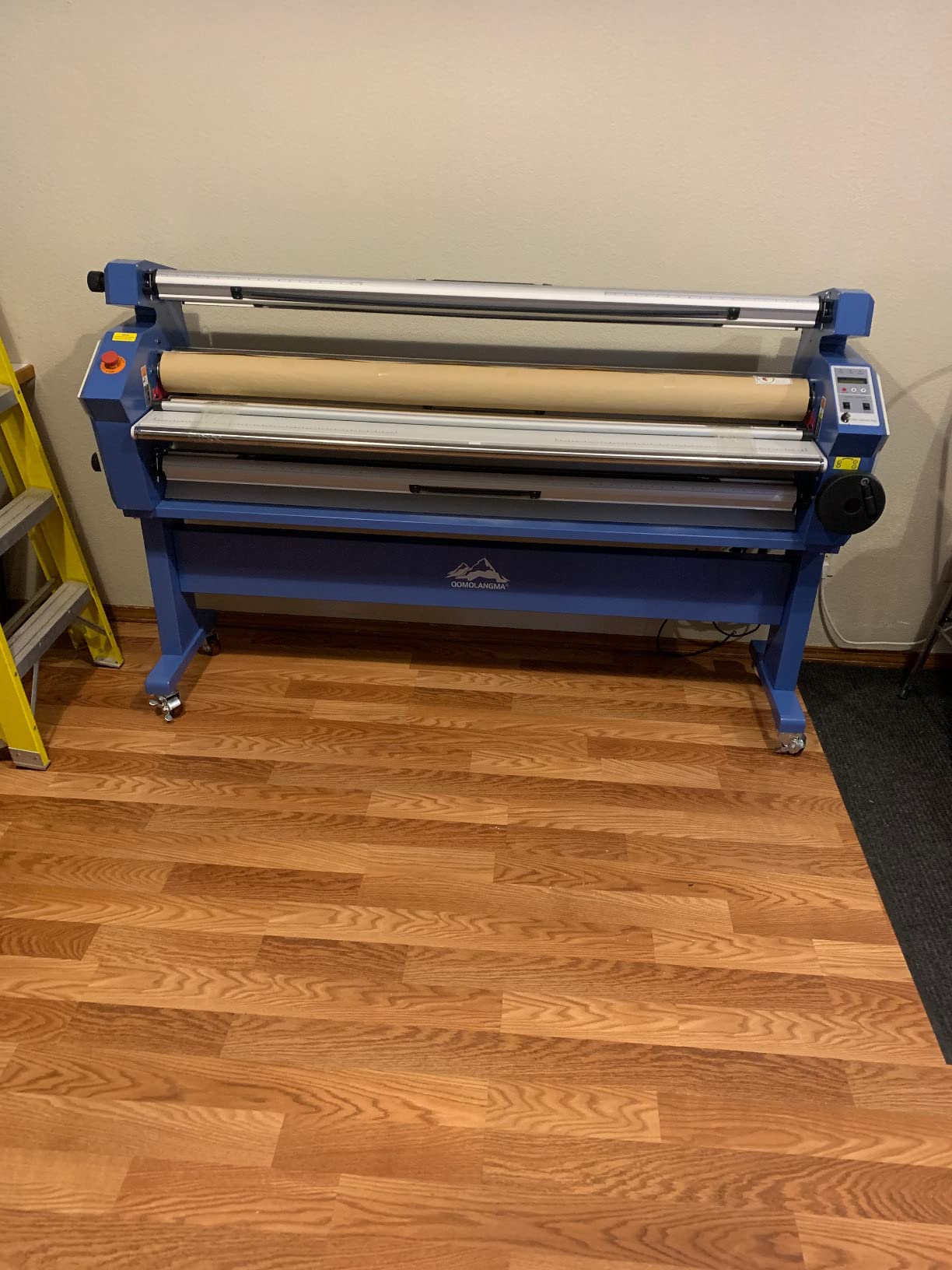 US Stock 63in 1600mm Full-auto Wide Format Laminator Heat Assisted Large Format Cold Laminating Machine with Stand customer photo 2