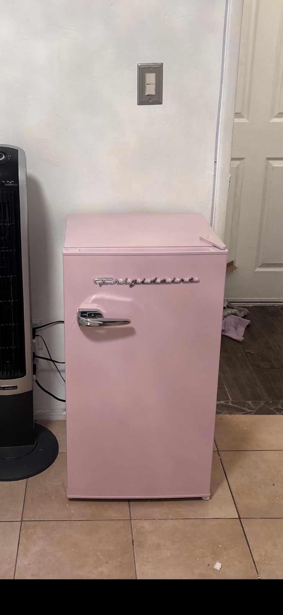 Frigidaire Retro Compact Fridge with Chiller, 3.2 cu ft Countertop Fridge with Built-In Bottle Opener, Compact Refrigerator for Office, Bedroom, Dorm Room - Blue customer photo 1