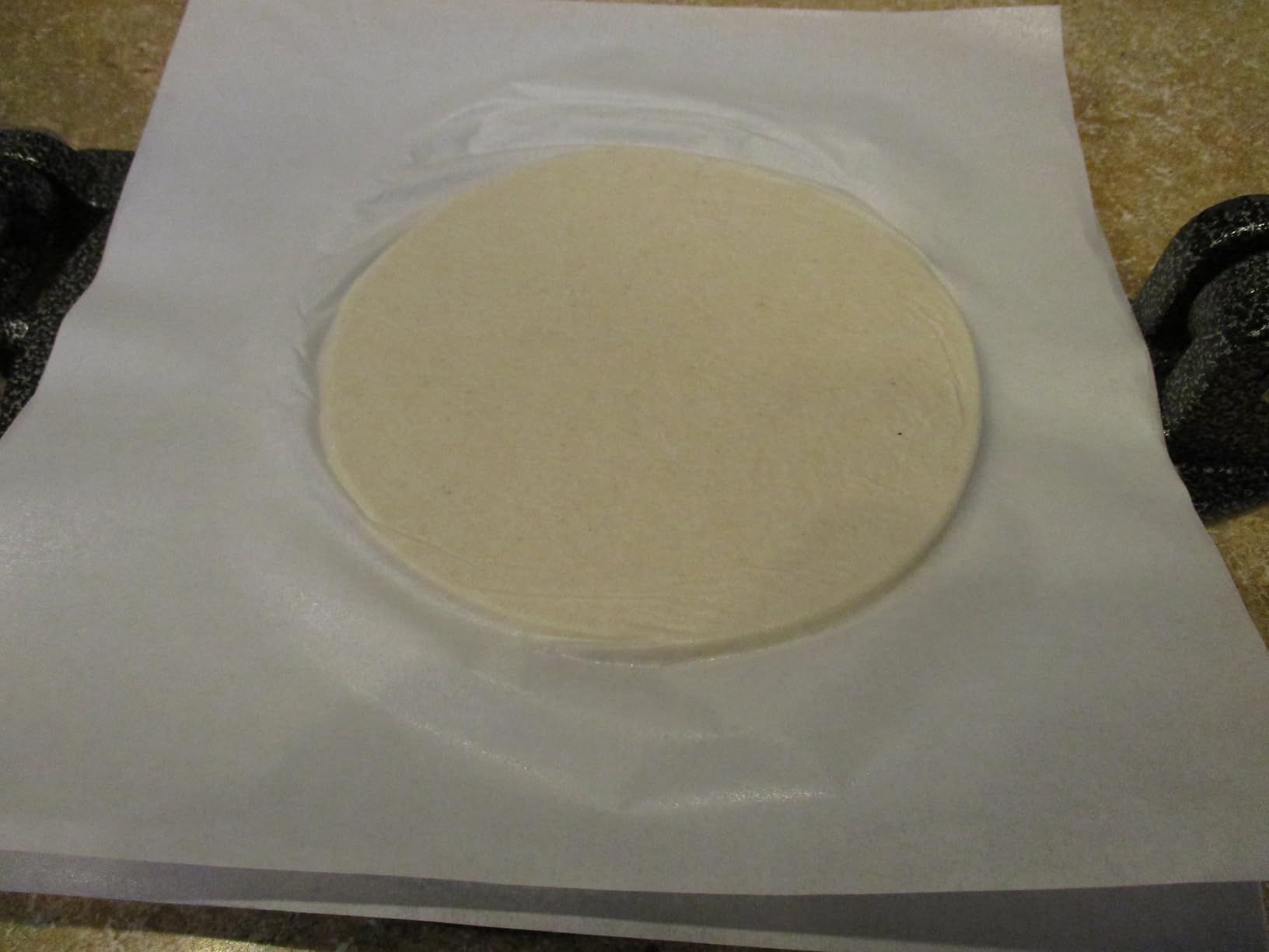 ARC 10 Inch Heavy Duty Cast Iron Tortilla Press with Non-Slip Foot Pad | Include 100 Pcs Parchment Paper, Rust-Proof Coating Tortilla Maker, Perfect for Homemade Quesadillas, Rotis & Empanadas customer photo 1