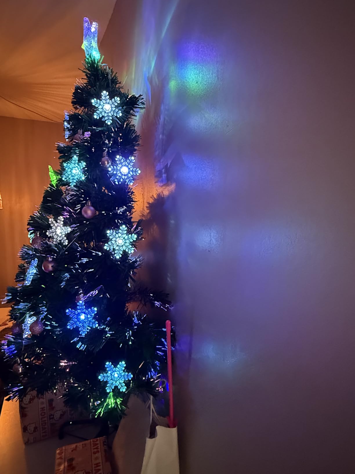 Goplus 4ft Pre-Lit Fiber Optic Christmas Tree, Artificial Xmas Full Tree with Colorful Snowflake LED Lights, 125 Branch Tips, Foldable Metal Base, for Office Home Holiday Decor customer photo 2