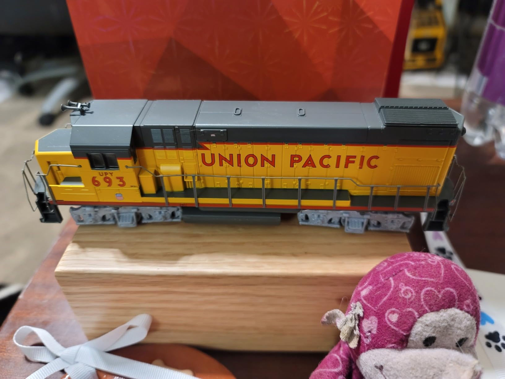 Walthers Trainline EMD GP15-1-Standard DC-Union Pacific HO Scale Locomotive Model customer photo 1