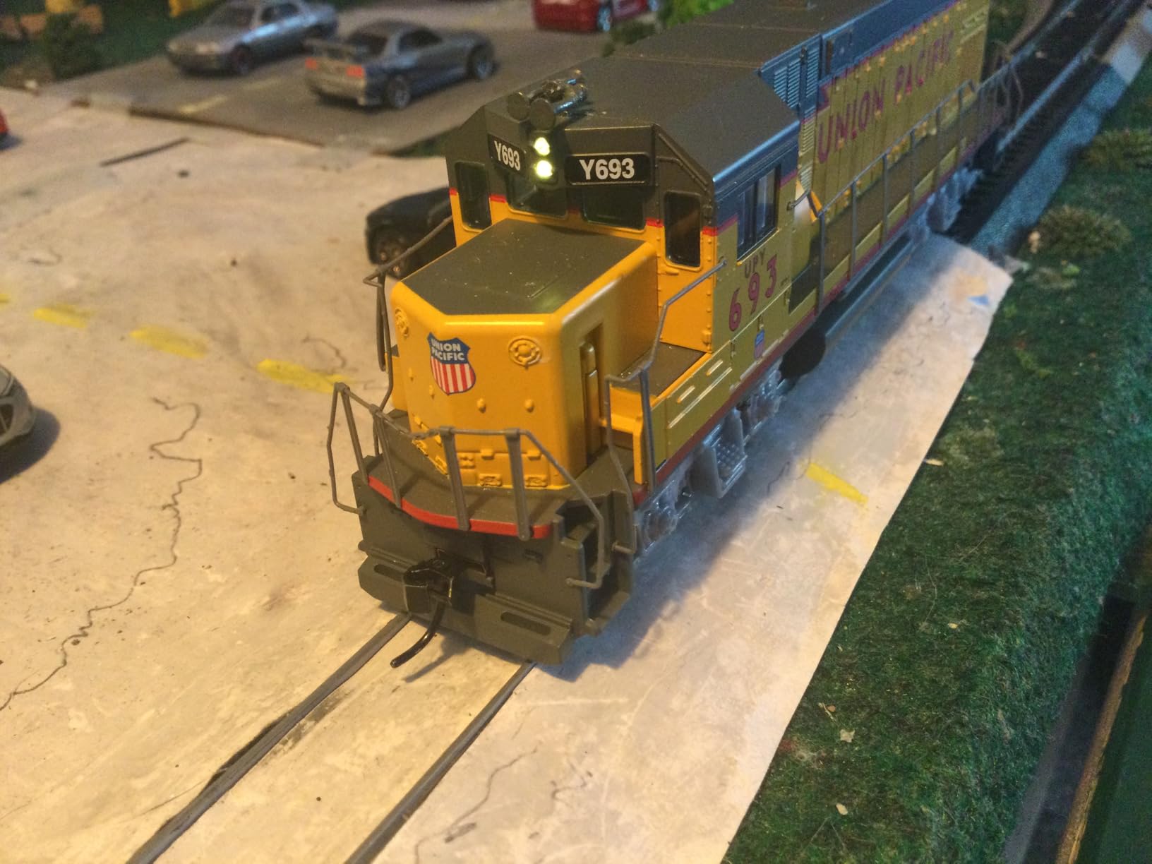 Walthers Trainline EMD GP15-1-Standard DC-Union Pacific HO Scale Locomotive Model customer photo 2