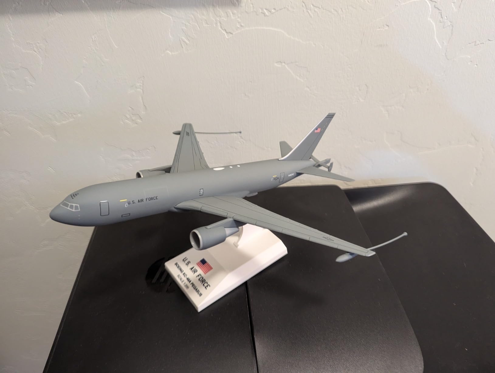Daron SkyMarks KC-46A 1/200 Scale, Gray customer photo 2