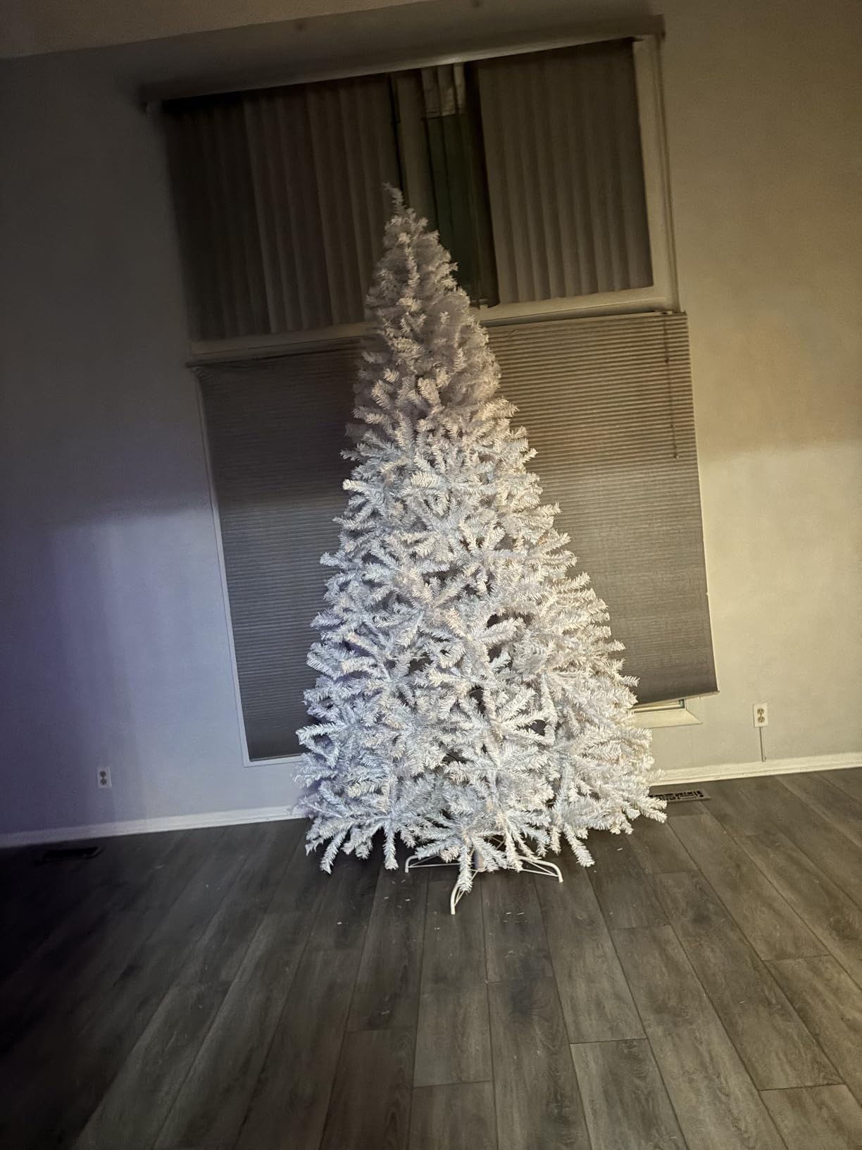 Goplus White Artificial Christmas Tree, 9ft Premium Unlit Hinged Spruce Full Tree, with Metal Stand, Easy Assembly, for Indoor and Outdoor Use customer photo 2