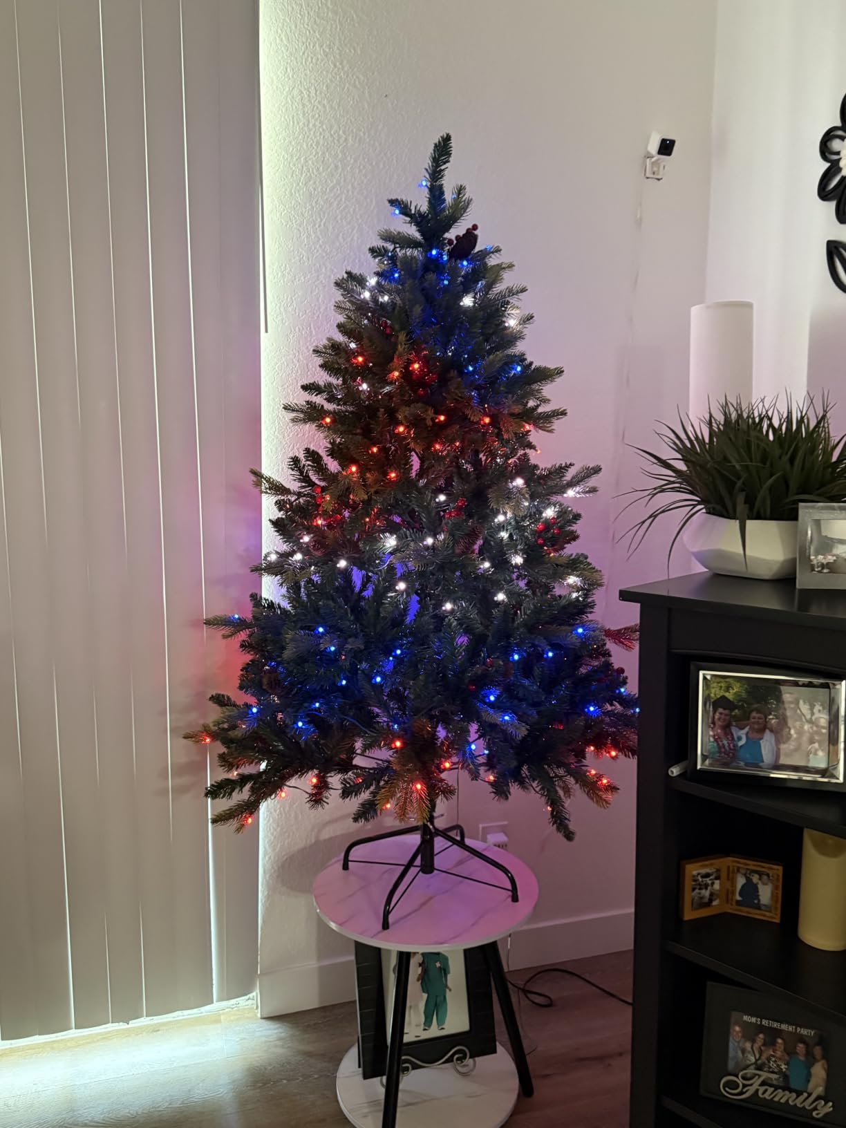 Goplus 7.5ft Pre-lit Artificial Christmas Tree, Hinged Premium Spruce Xmas Full Tree with 1346 PVC Tips, 400 LED Lights, Folding Metal Stand, for Home Office Party Decoration customer photo 1