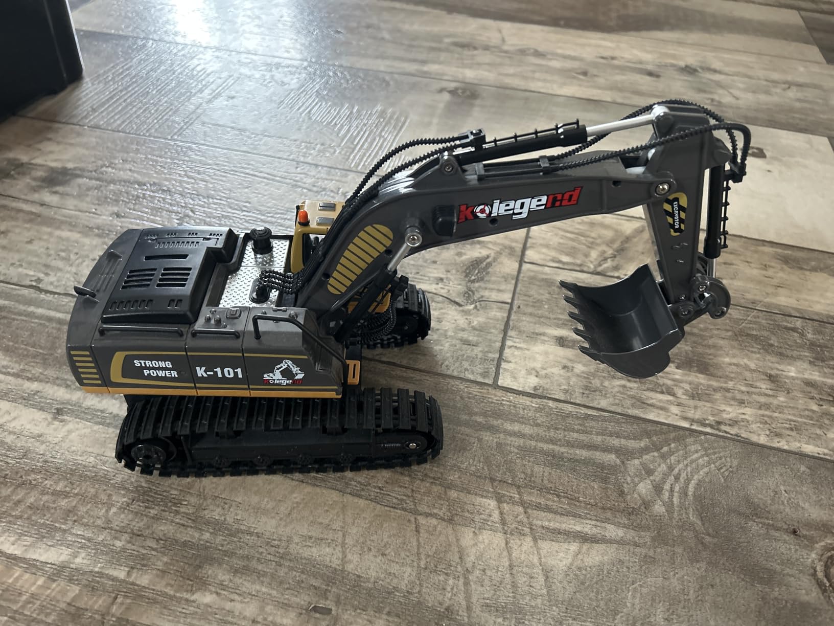 kolegend 1:18 Scale RC Excavator Toy with Metal Shovel, 11 Channels Remote Control Construction Truck, Real Digging on Dirt & Sand 2 Rechargeable Batteries Gift for Boys Girls Kids 6-12 Years Old customer photo 2