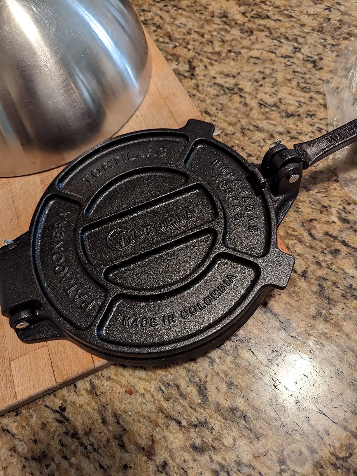 Victoria 8-Inch Cast Iron Tortilla Press HD Spherrous Iron | Commercial-Grade, Roti Press, Pataconera, Seasoned with Flaxseed Oil, Made in Colombia, Black customer photo 2