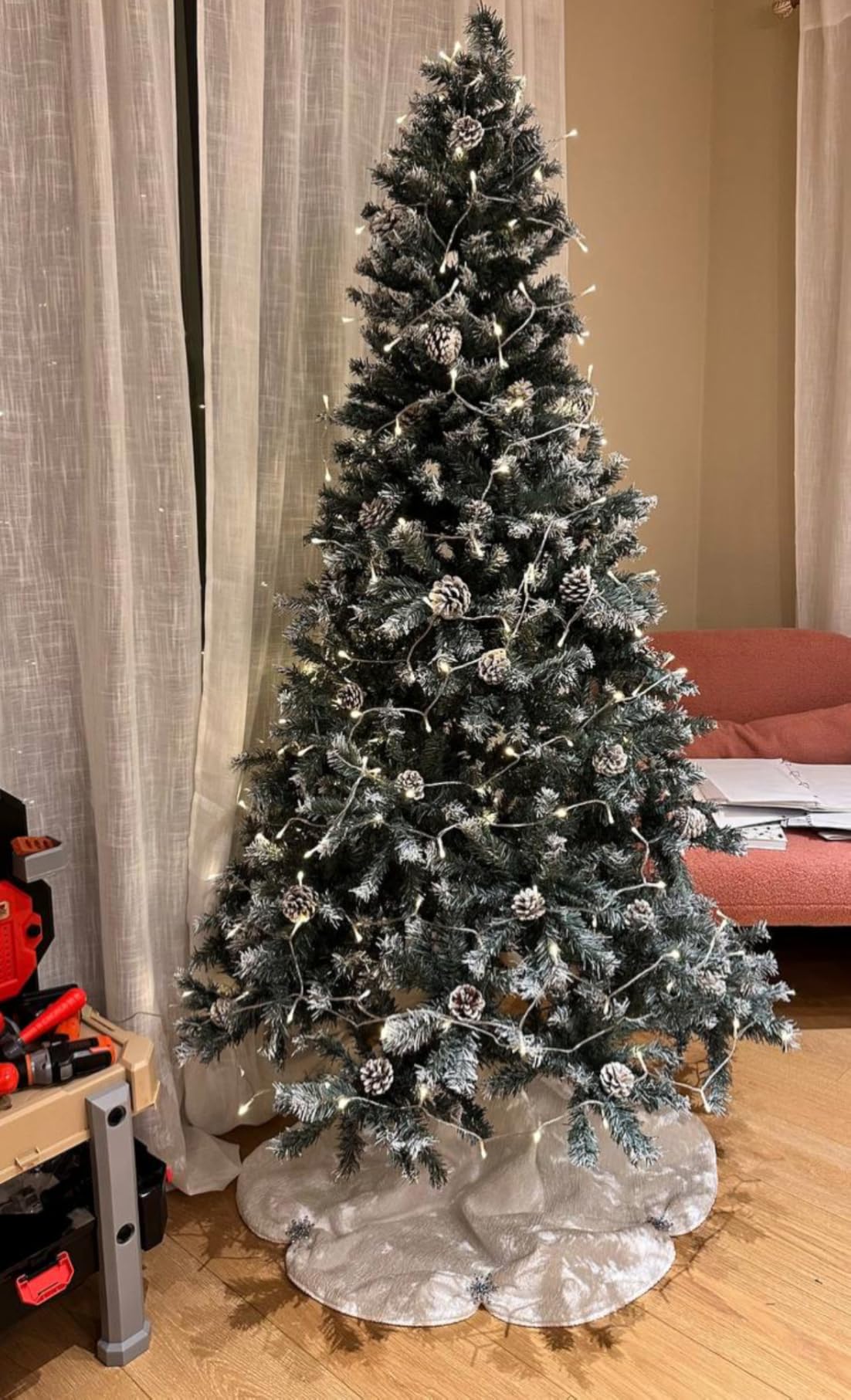 Best Choice Products 6ft Pre-Decorated Holiday Christmas Tree for Home, Office, Party Decoration w/ 1,000 PVC Branch Tips, Partially Flocked Design, Pine Cones, Metal Hinges & Base customer photo 1