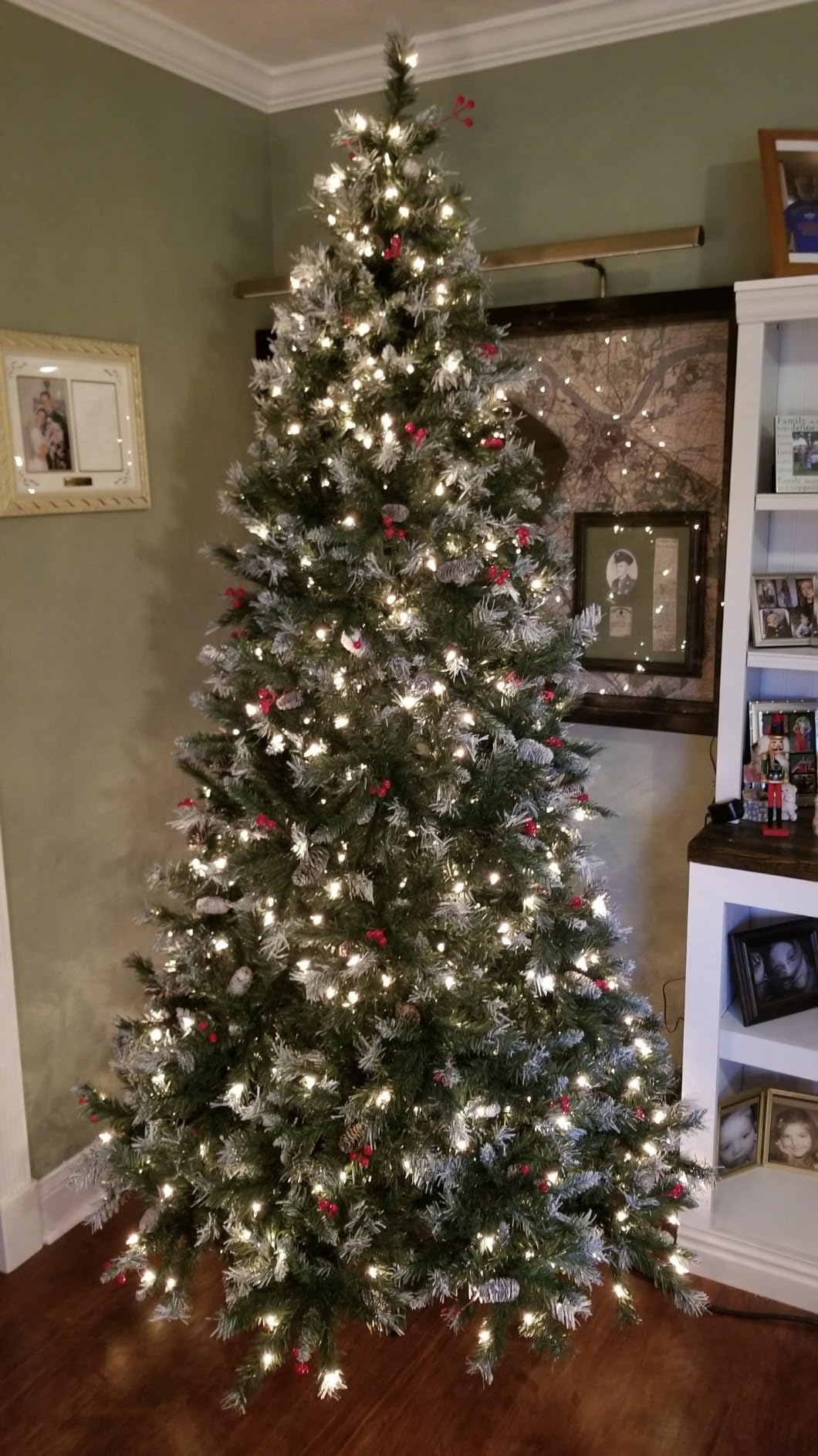 Best Choice Products 6ft Christmas Tree Pre-Lit w/Viral Twinkling Lights, Pre-Decorated Artificial Frosted Pine Holiday Decoration w/ 250 Lights, 818 Frosted Tips, Pine Cones, Berries, Metal Base customer photo 2