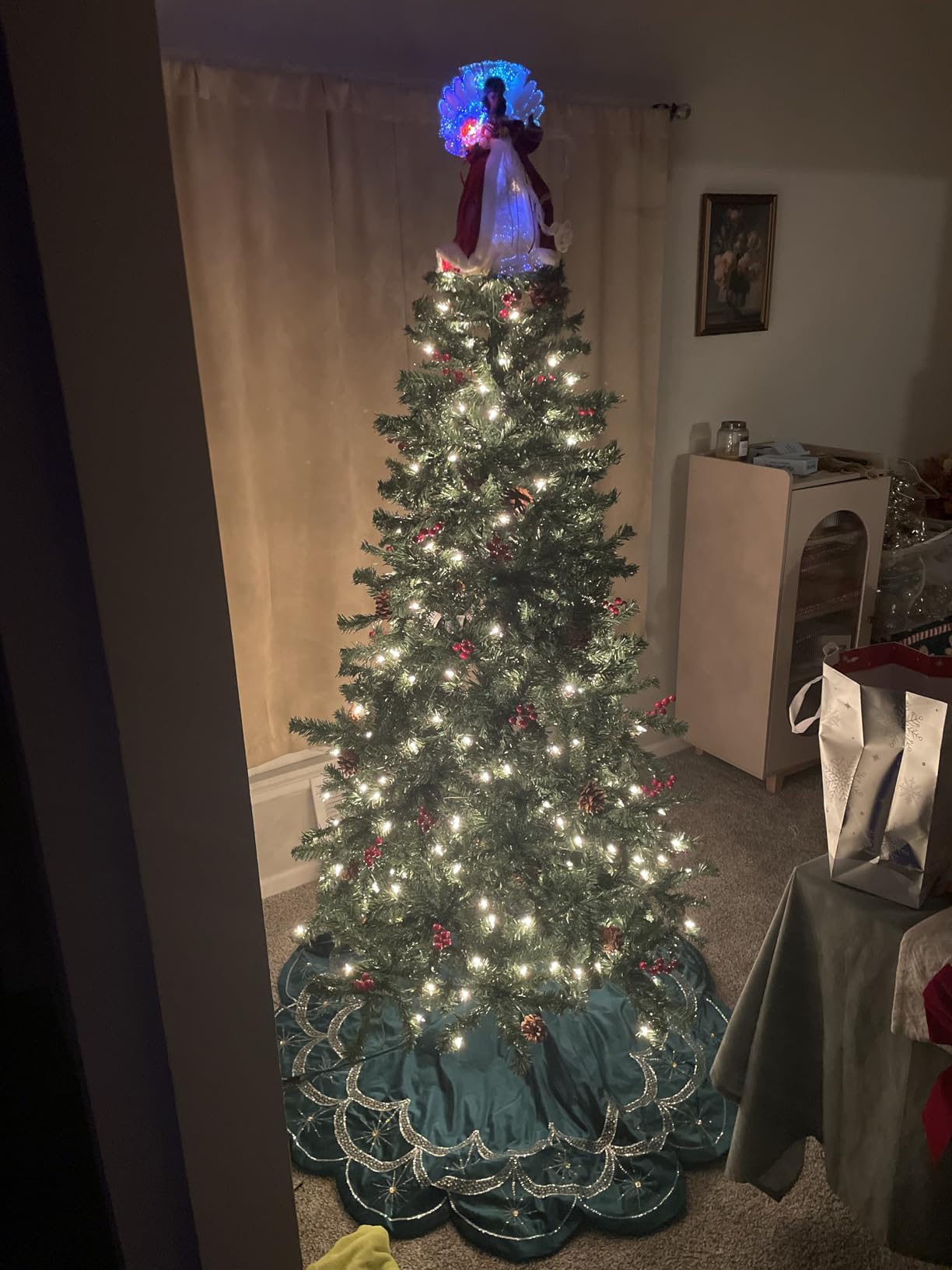 Best Choice Products 7.5ft Pre-Lit Pre-Decorated Artificial Christmas Tree Spruce w/Twinkling LEDs Pinecones, Berries, 550 Lights, w/ 1,346 Tips customer photo 1