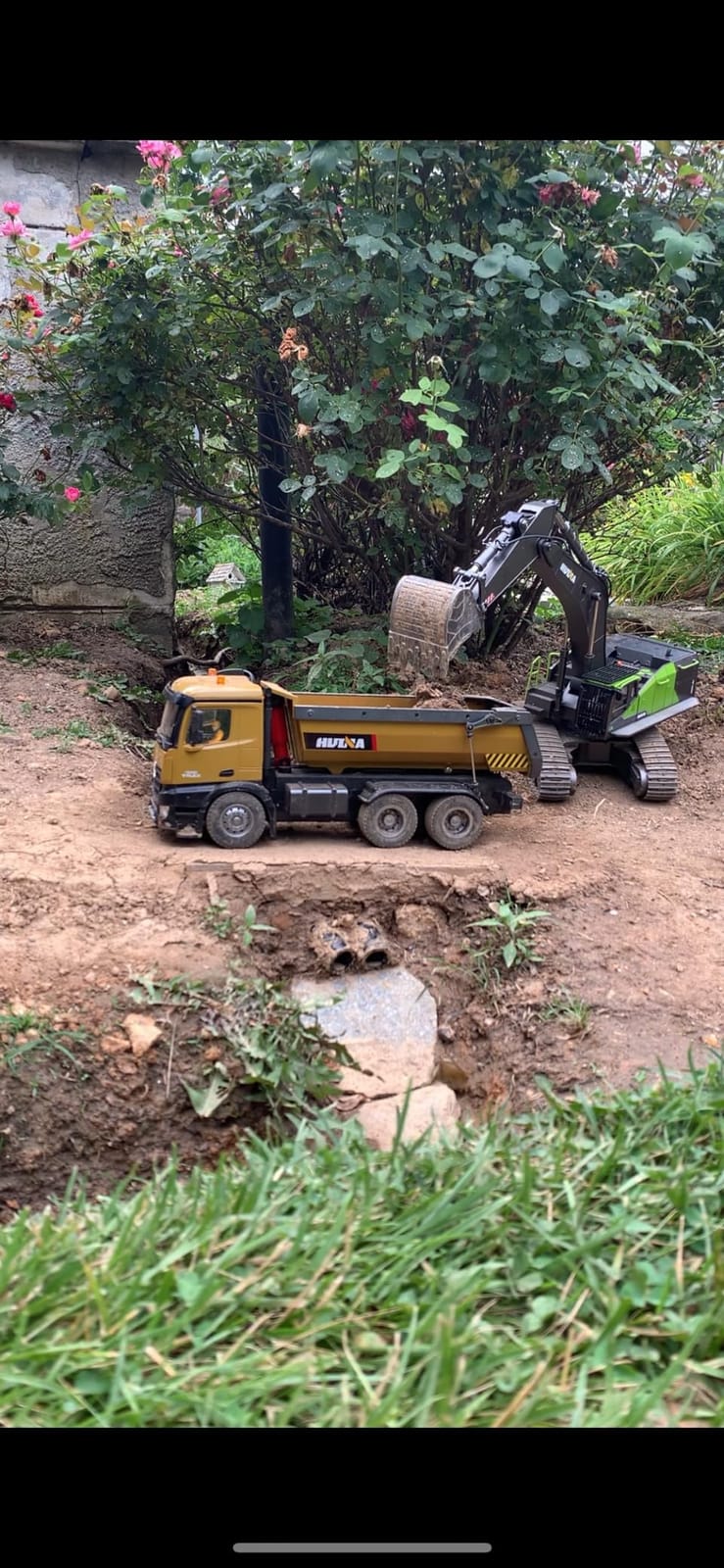 RC Excavator for Adults Huina 1593 Fully Functional 1:14 Toy 28 Channel Remote Control Truck Construction Vehicle Metal Bucket LED Lights Simulating Sounds 2 Batteries and Gripper 2026 Model customer photo 1