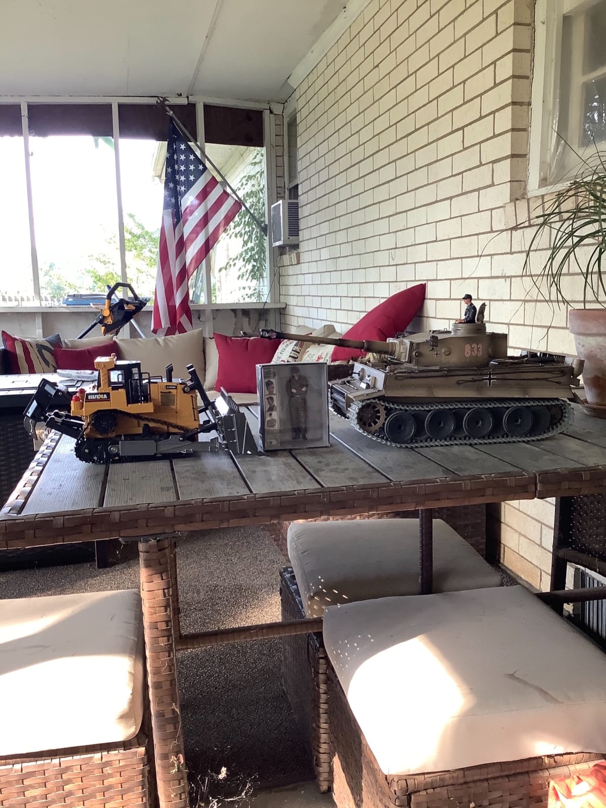 fisca Remote Control Bulldozer RC 1/16 Full Functional Construction Vehicle, 2.4Ghz 11 Channel Dozer Front Loader Toy with Light and Sound for Kids Age 6, 7, 8, 9, 10 and Up Years Old customer photo 1