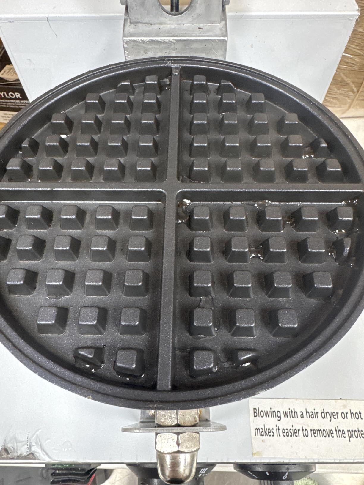 Dyna-Living Waffle Maker Double Head Commercial Waffle Iron Machine, Non-Stick Restaurant Waffle Maker, 2400W Stainless Steel Round Waffle Machine, 122F-572F Temp Adjustable customer photo 1