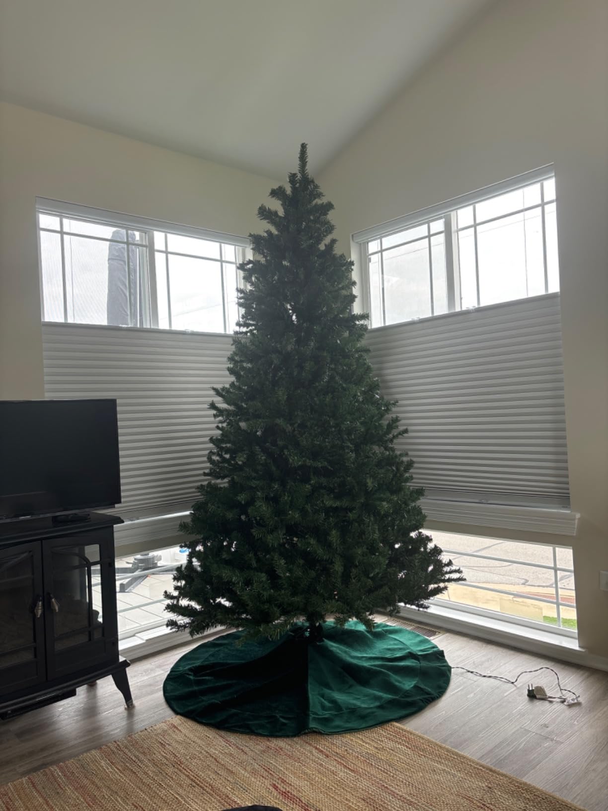 Casafield 9FT Realistic Pre-Lit Green Spruce Artificial Holiday Christmas Tree with Sturdy Metal Stand customer photo 2