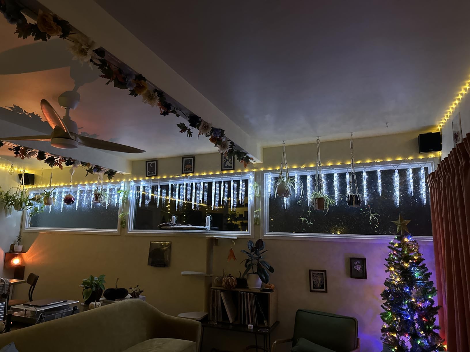 Minetom Icicle Lights Outdoor with Clips, 20ft 100 LED 20 Tubes Twinkling White Christmas String Lights, Connectable Waterproof Hanging Icicle String Light Plug in for Eave Holiday Outdoor customer photo 1
