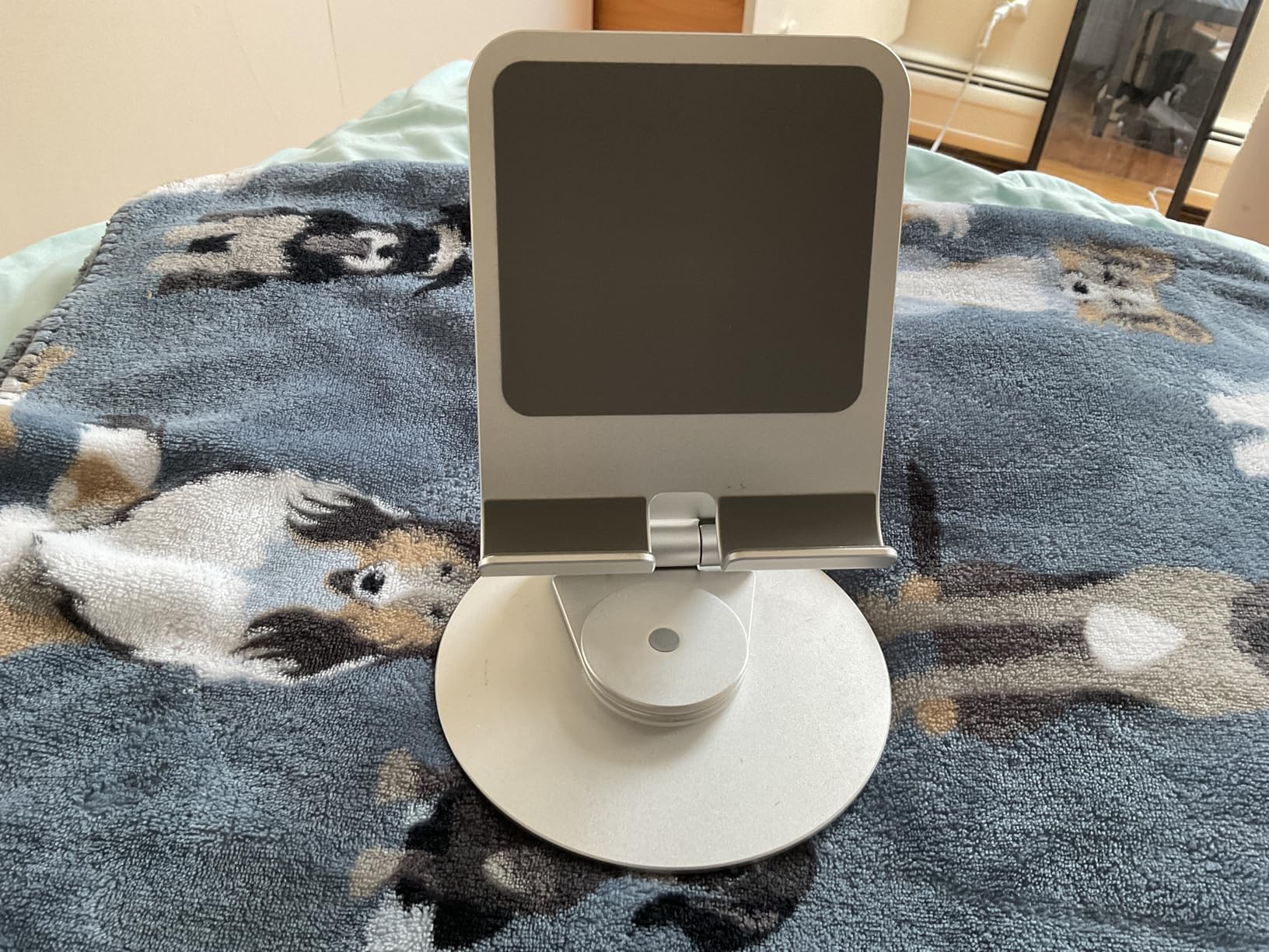 OMOTON Swivel Tablet Stand for iPad with 360 Rotating Base, Foldable Adjustable Holder for Drawing, Compatible with iPad Pro/Air/Mini and More, Silver customer photo 1