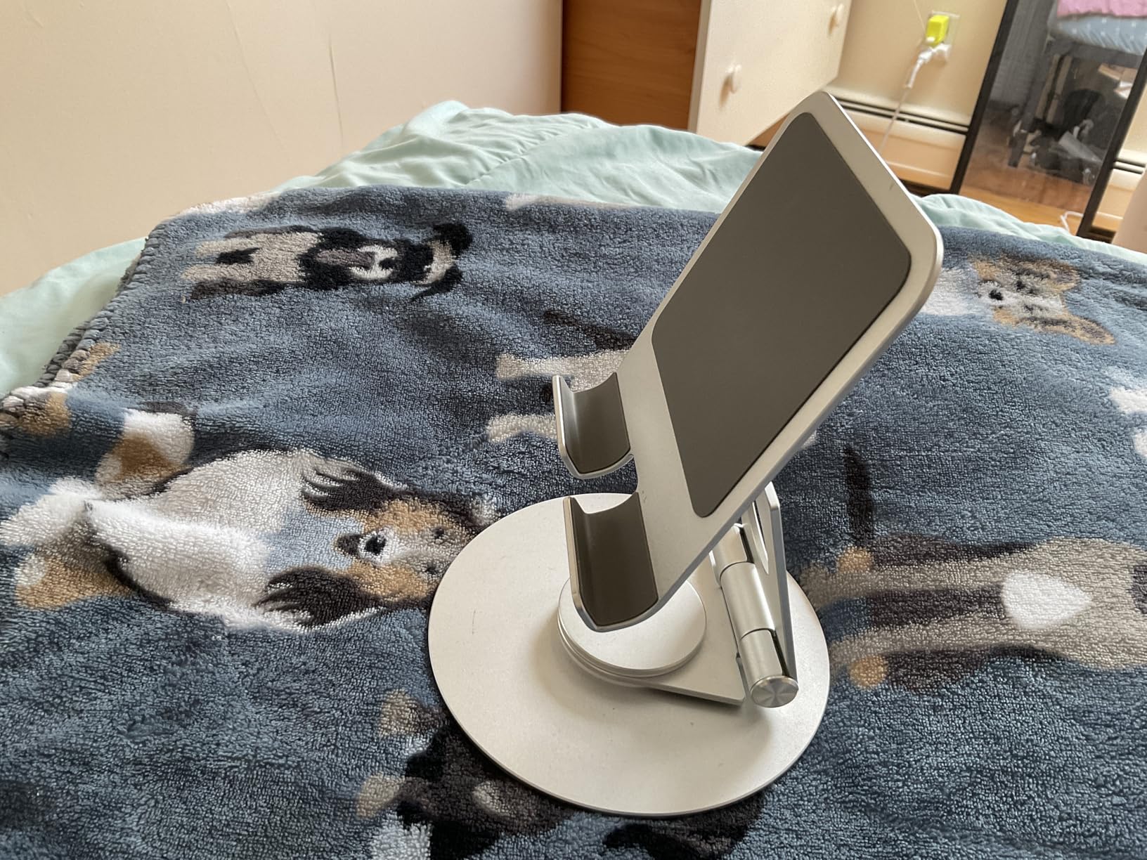 OMOTON Swivel Tablet Stand for iPad with 360 Rotating Base, Foldable Adjustable Holder for Drawing, Compatible with iPad Pro/Air/Mini and More, Silver customer photo 2