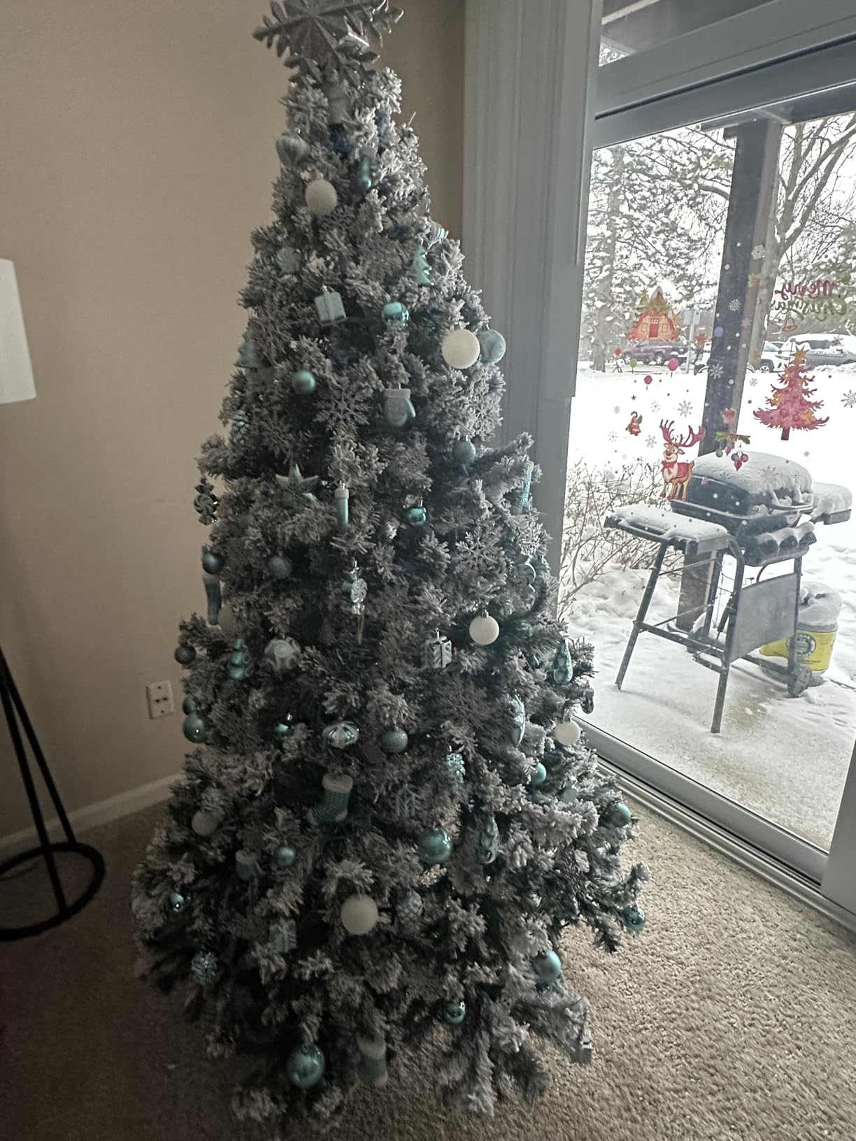 Yaheetech 9ft Pre-Lit Snow Flocked Artificial Christmas Tree, 900 Lights | 2084 PVC Branch Tips, Full Snowy Realism, Pre-Strung Warm White Lights, Foldable Steel Stand Included. Green & White. customer photo 1