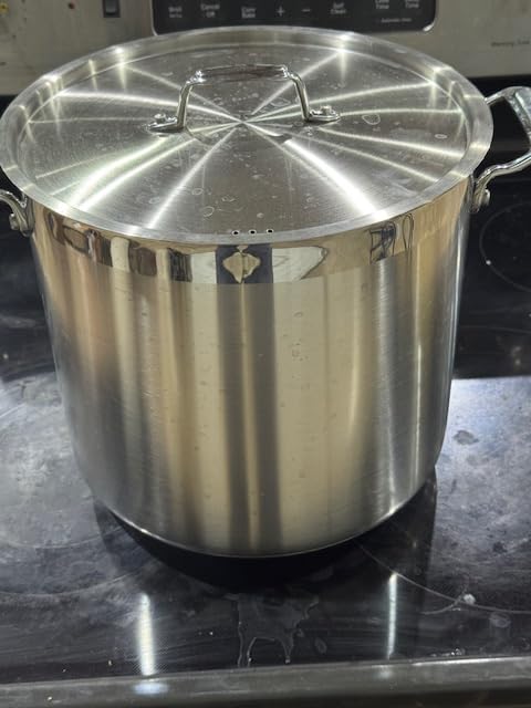 NutriChef 16-Quart Stainless Steel Stockpot - 18/8 Food Grade Heavy Duty Large Stock Pot for Stew, Simmering, Soup, Includes Lid, Dishwasher Safe, Works w/Induction, Ceramic & Halogen Cooktops customer photo 1