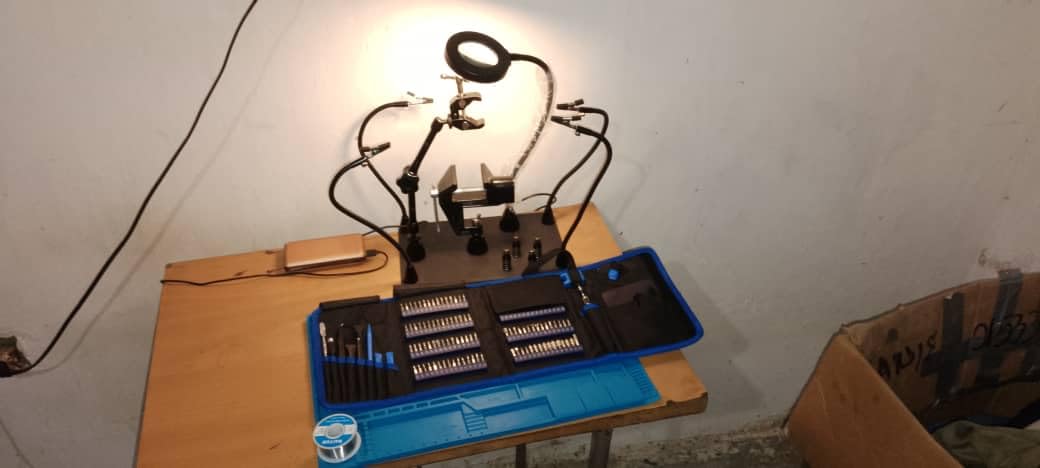 Magnetic Helping Hands Soldering Third Hand, PCB Circuit Board Holder with 3X LED Magnifying Lamp, 360 Hot Air Gun Holder, Extra Large & Heavy Duty Base Plate | Flexible Arms for Soldering Station customer photo 2