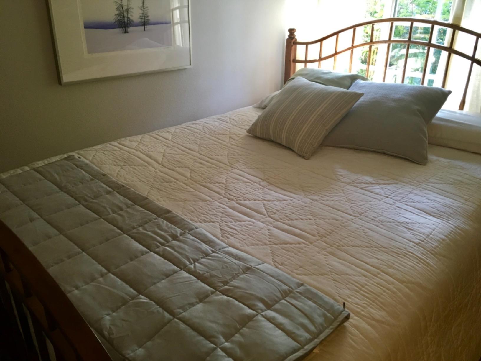 YnM Cooling Weighted Blanket for Adults, 15lbs Heavy Bed Throw for One Person of 140lbs, Perfect for Hot Sleepers or Warm Climates with Cooling Rayon/Glass Beads (60x80 Inches, Queen Bed, Blue Grey) customer photo 2