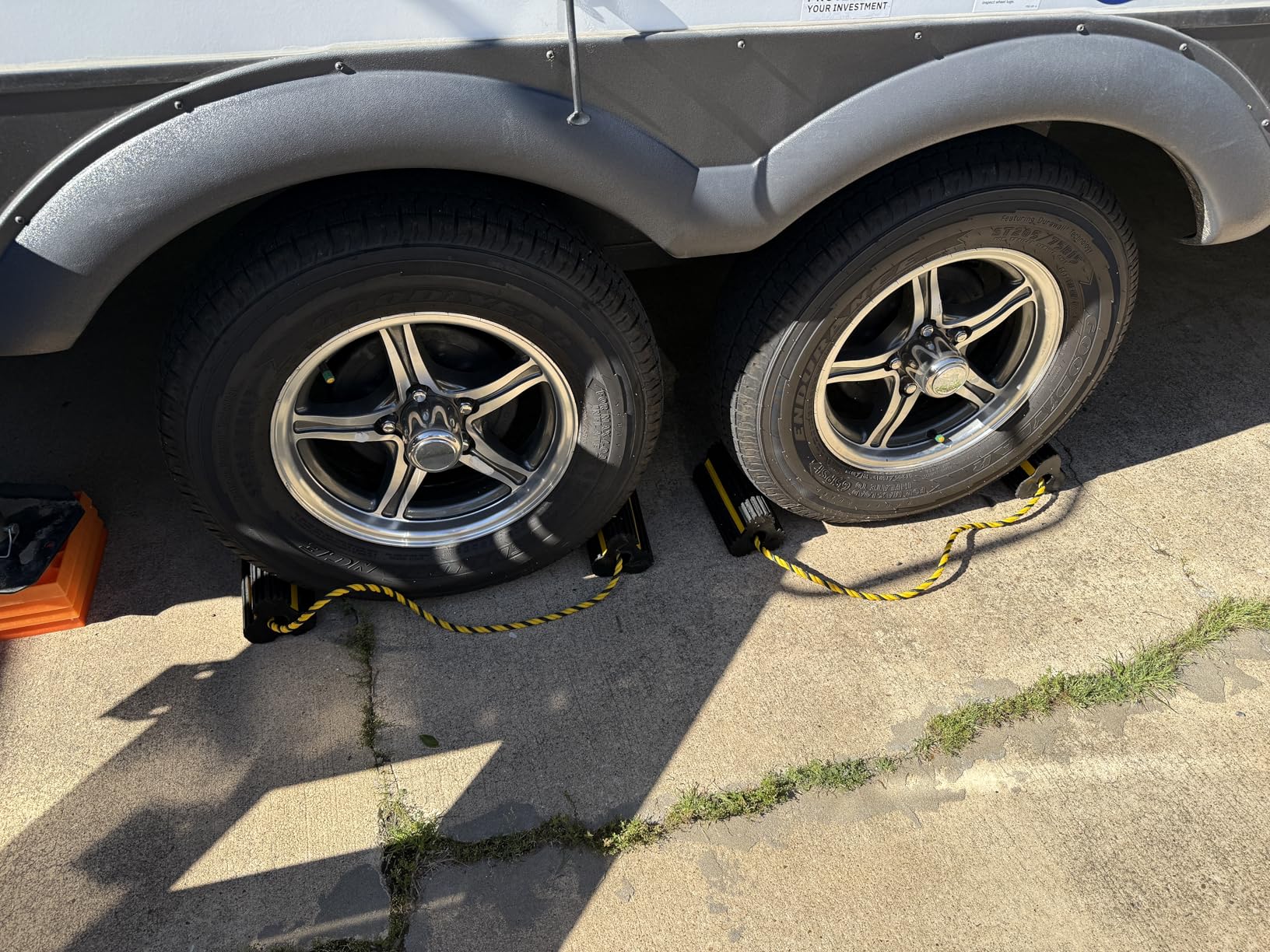 ROBLOCK 2 Pairs Wheel Chocks Heavy-Duty Rubber Wheel Block Non-Slip Base with Nylon Rope Yellow Reflective Tape - 4 Pack Wheel Stopper for Travel Trailers, Car, Camper, Truck, Black customer photo 1