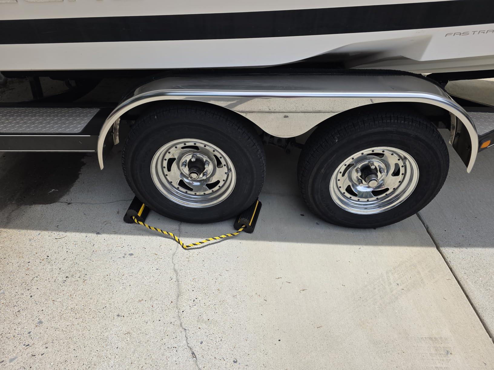 ROBLOCK 2 Pairs Wheel Chocks Heavy-Duty Rubber Wheel Block Non-Slip Base with Nylon Rope Yellow Reflective Tape - 4 Pack Wheel Stopper for Travel Trailers, Car, Camper, Truck, Black customer photo 2