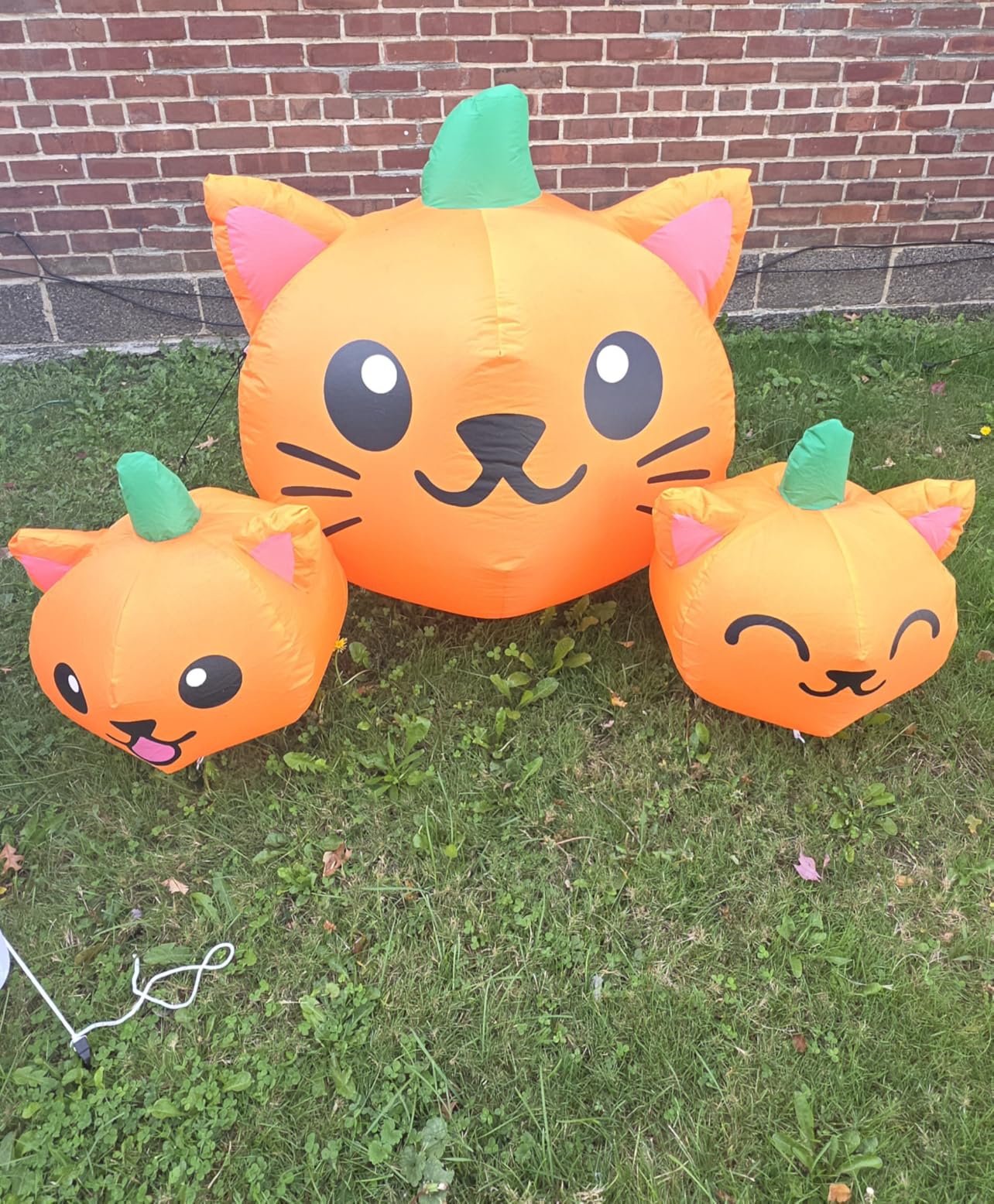 COMIN Halloween Inflatable 5FT Long Three Pumpkin Cat Head Combo with Built-in LEDs, Blow Up Yard Decoration for Holiday Party Indoor, Outdoor, Yard, Garden, Lawn customer photo 2