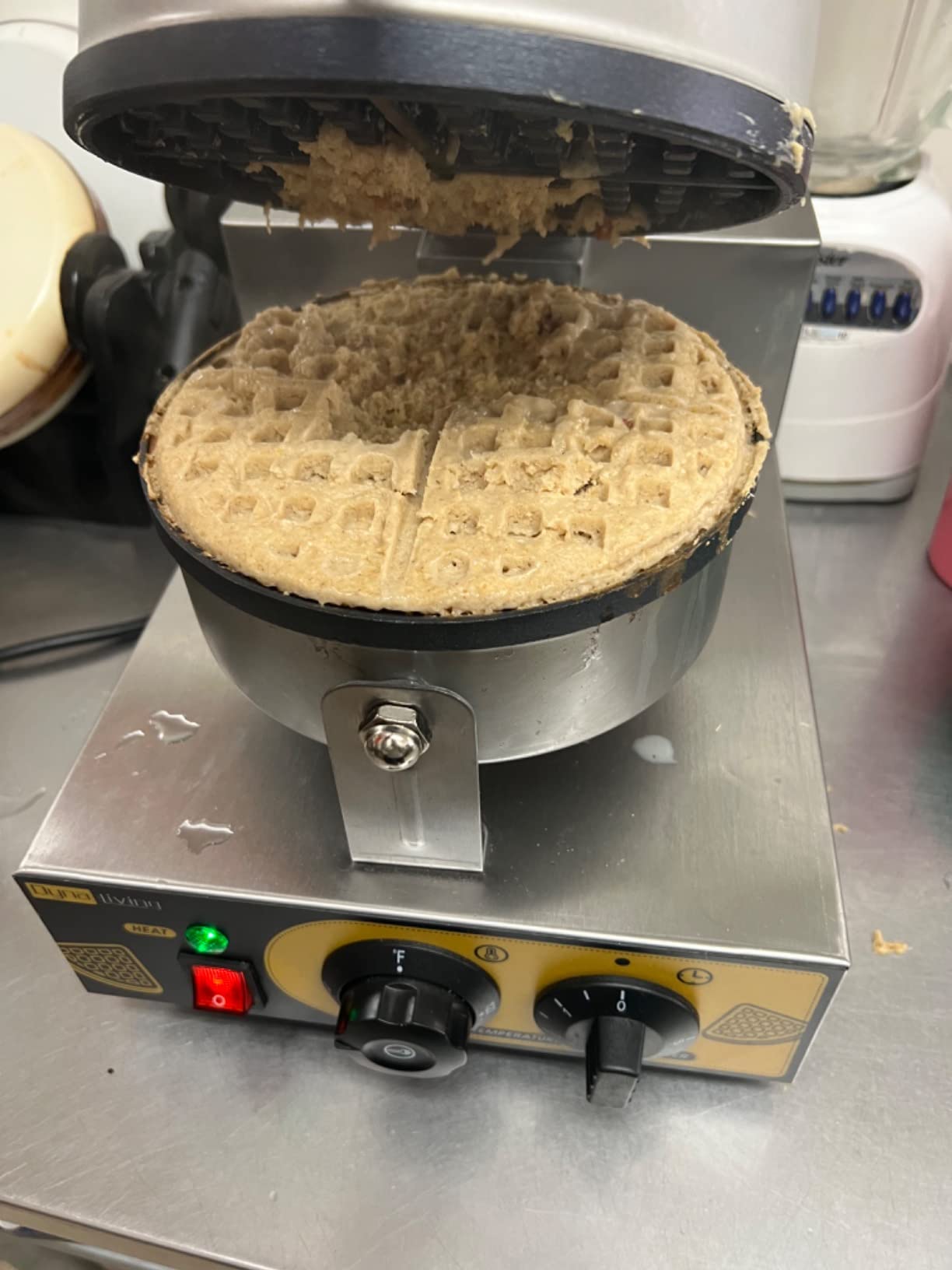 Dyna-Living Waffle Maker Commercial Round Waffle Iron for Restaurant, 1200W Commercial Waffle Maker, Non-stick Professional Waffle Machine, Thicken Stainless Steel Classic Waffle Baker customer photo 2