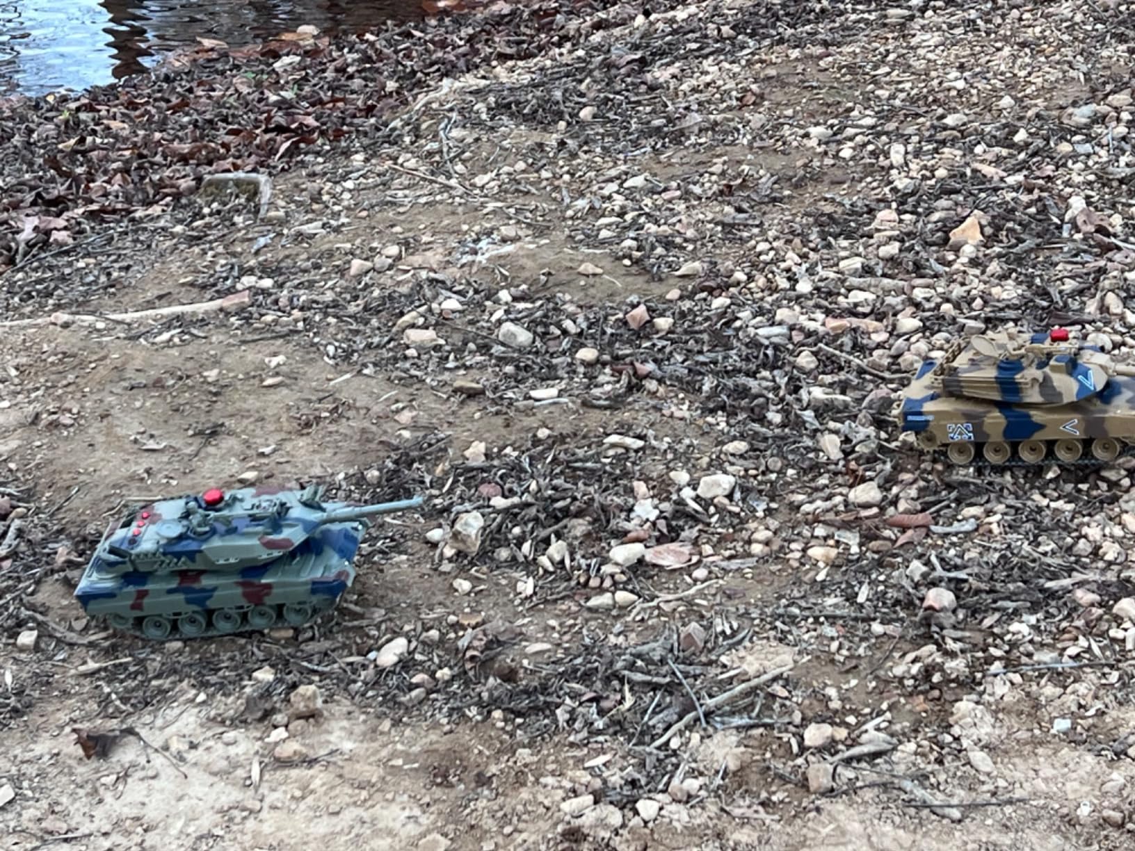Supdex 1/24 RC Battle Tank Set, Remote Control USA M1A2 and Ger Leopard II Army Toy that Shoots, 2.4G Tank Model Toy for Boys Age 8+ Year Old with Sound Effects, Lights and Smoke customer photo 2