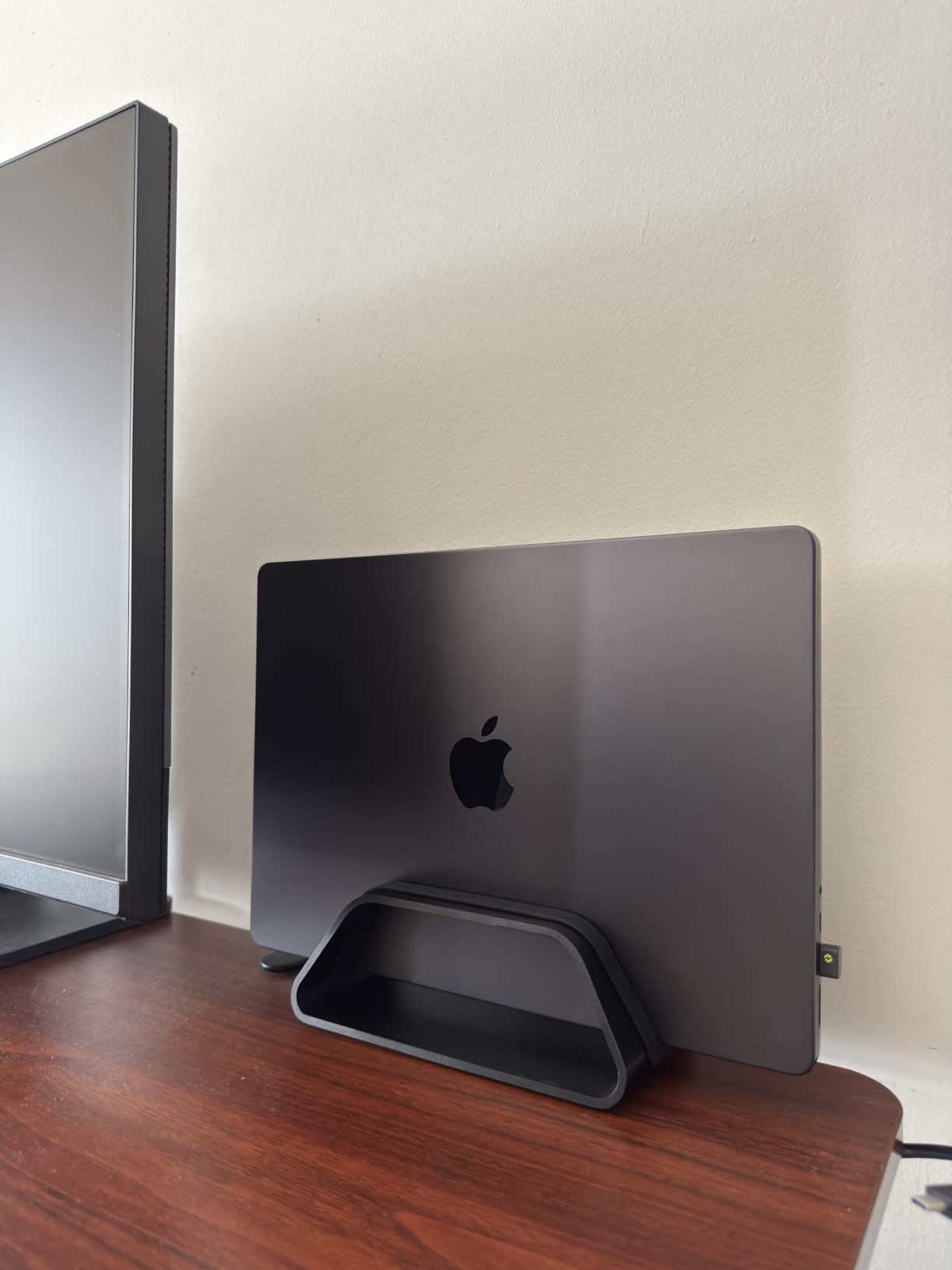HumanCentric Vertical Laptop Stand Compatible with MacBook Pro and MacBook Air, Holder for Personal Computer Desk Stand, Aluminium, Exchangeable Inserts to Fit Different Device Models, Black customer photo 1