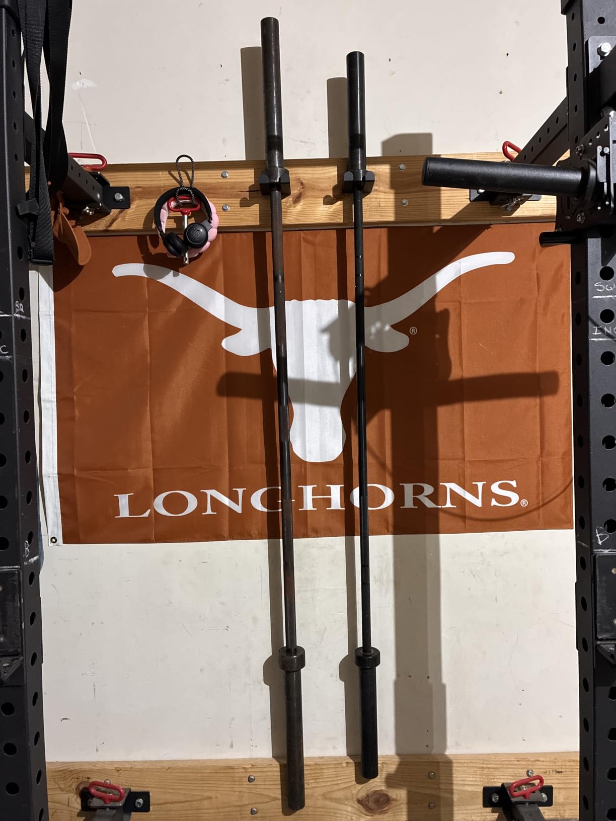 JNIHEEP Olympic Barbell Hanger, Garage Gym Bar Wall Rack, Vertical Barbell Mount Rack, Black Powder Coated, Space Saving Commercial or Home Gym Accessory, Holds Under 33mm Bar Size customer photo 1