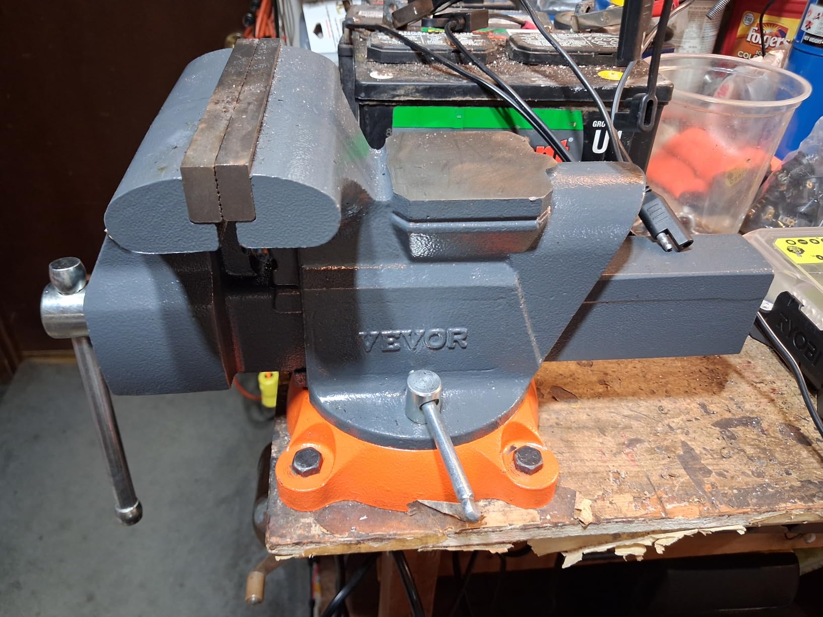 VEVOR Bench Vise, 4.5-inch Jaw Width 3.3-inch Jaw Opening, 240-Degree Swivel Locking Base Multipurpose Vise w/Anvil, Heavy Duty Cast Iron Workbench Vise w/Bolts & Nuts customer photo 1