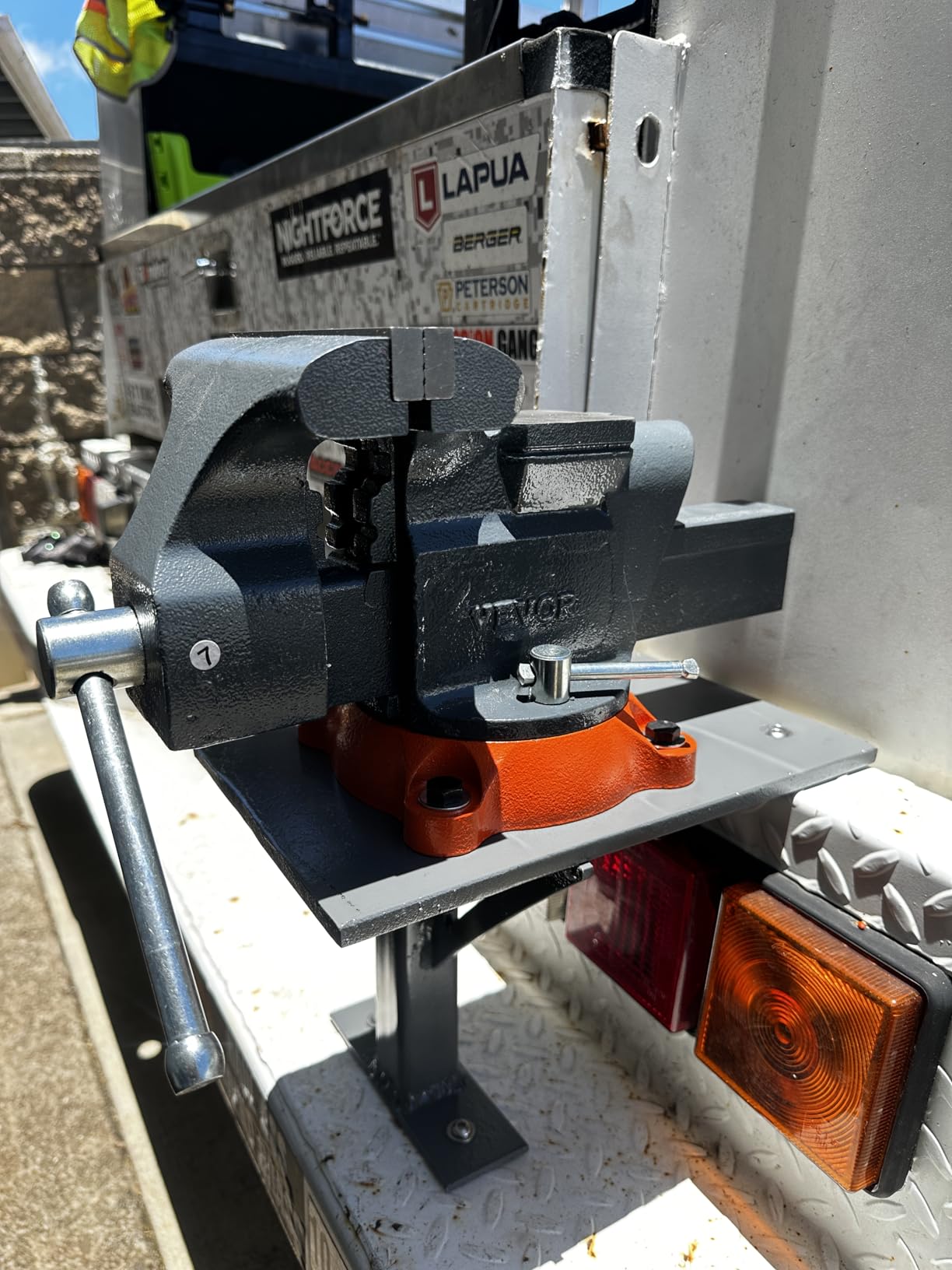 VEVOR Bench Vise, 4.5-inch Jaw Width 3.3-inch Jaw Opening, 240-Degree Swivel Locking Base Multipurpose Vise w/Anvil, Heavy Duty Cast Iron Workbench Vise w/Bolts & Nuts customer photo 2