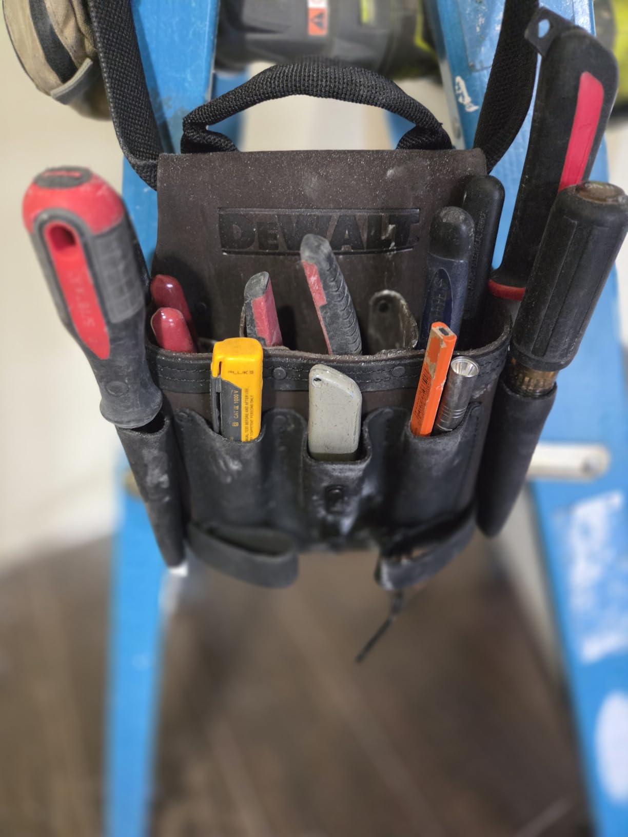 DEWALT Leather Tool Pouch for Electricians, 8 Pockets, Hammer Loops and Tape Chain (DWST550114) customer photo 1
