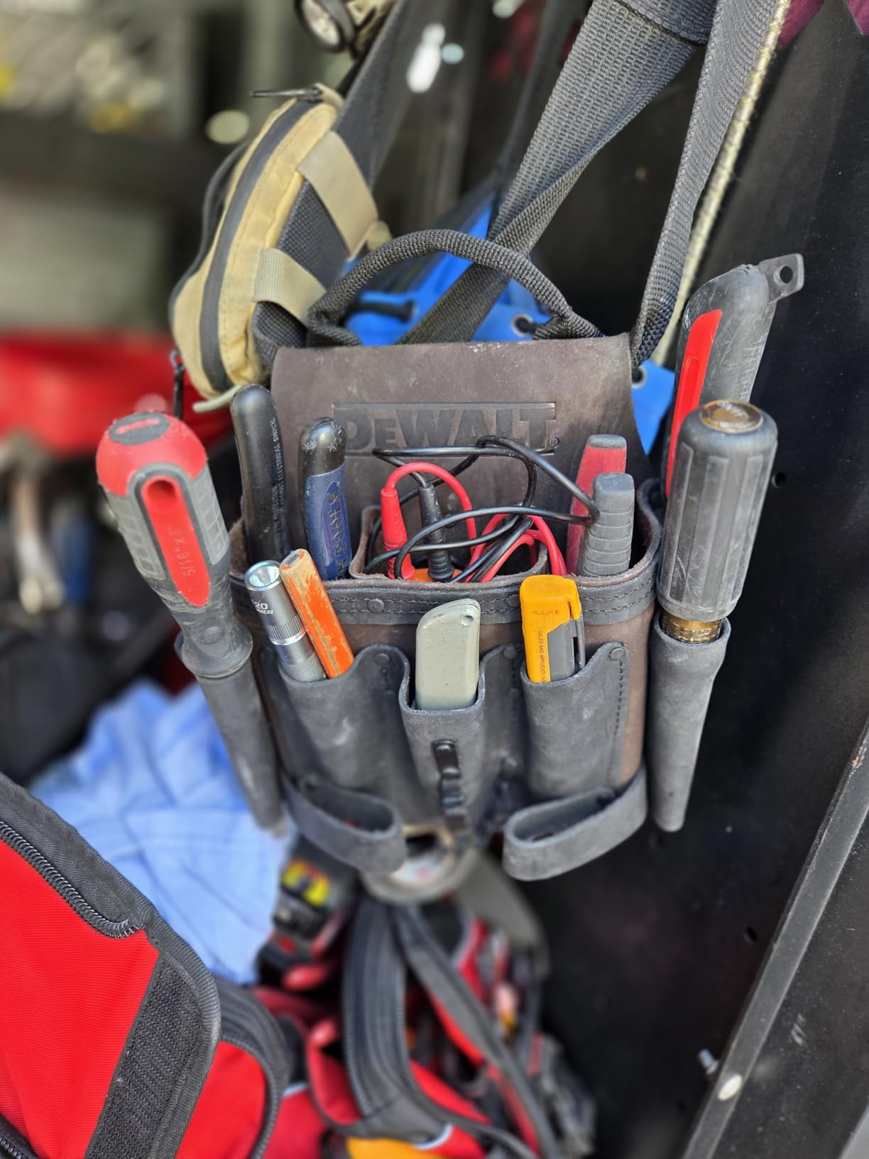 DEWALT Leather Tool Pouch for Electricians, 8 Pockets, Hammer Loops and Tape Chain (DWST550114) customer photo 2